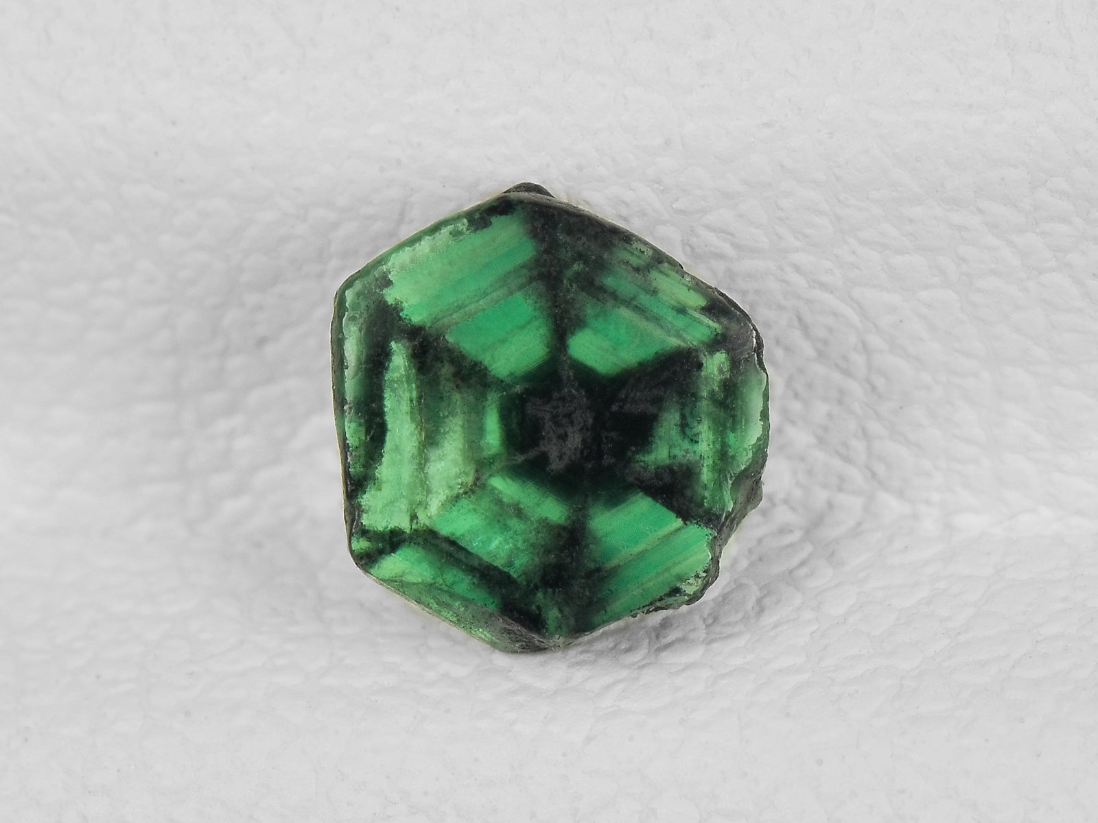 8802142-cabochon-deep-green-with-black-spokes-igi-colombia-natural-trapiche-emerald-0.70-ct