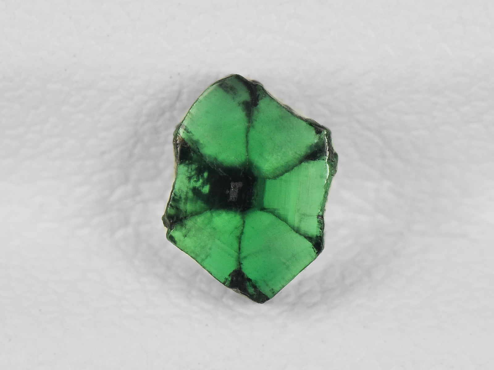 8802145-cabochon-intense-green-with-black-spokes-igi-colombia-natural-trapiche-emerald-0.69-ct