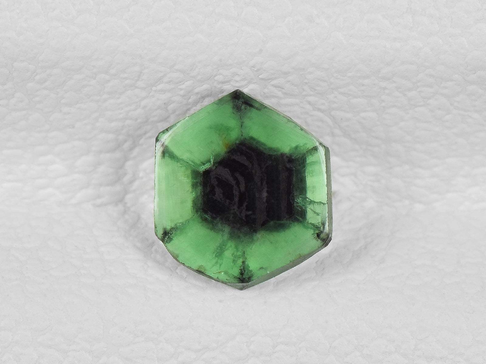8802146-cabochon-green-with-black-spokes-igi-colombia-natural-trapiche-emerald-0.52-ct