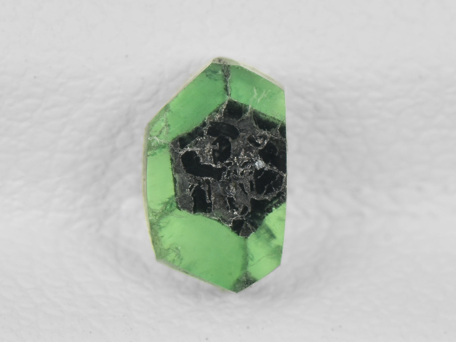 8802151-cabochon-lively-green-with-black-spokes-igi-colombia-natural-trapiche-emerald-0.61-ct