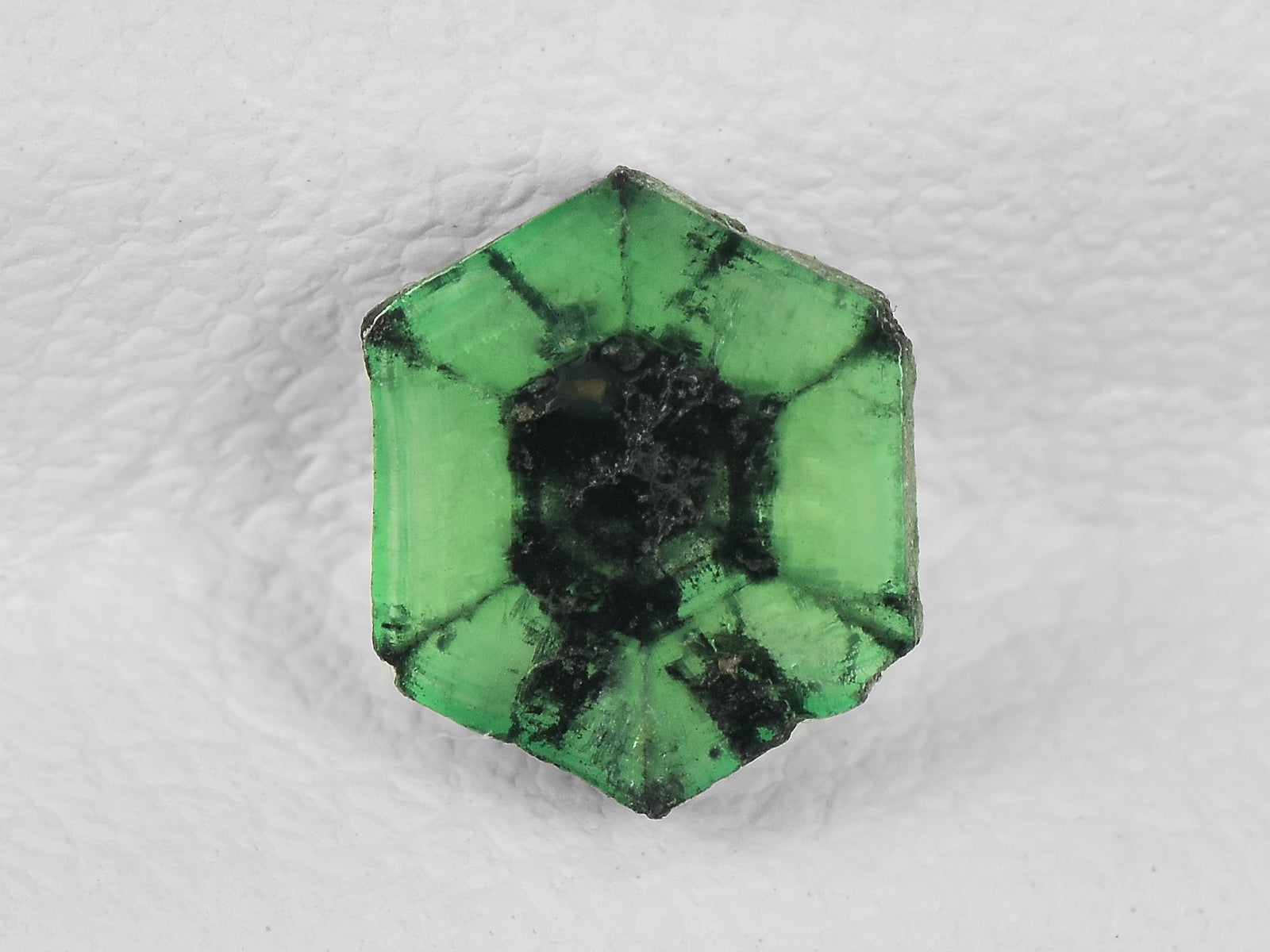 8802152-cabochon-green-with-black-spokes-igi-colombia-natural-trapiche-emerald-0.70-ct