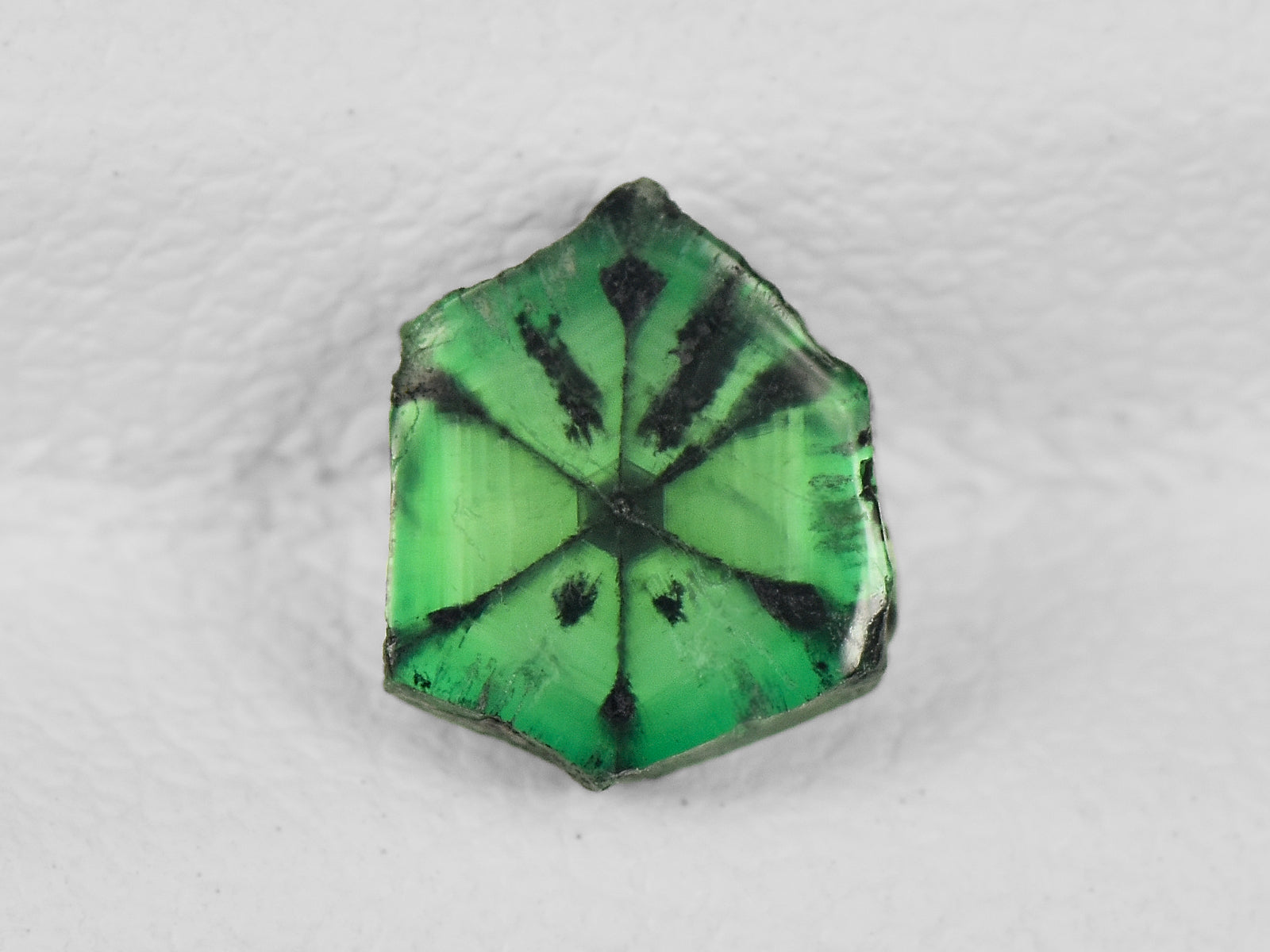 8802157-cabochon-intense-green-with-black-spokes-igi-colombia-natural-trapiche-emerald-0.79-ct