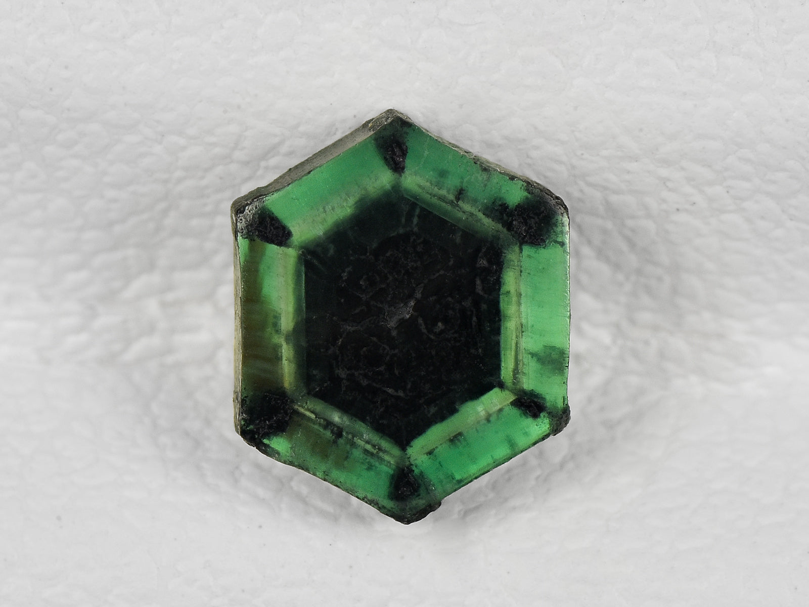 8802162-cabochon-intense-green-with-black-spokes-igi-colombia-natural-trapiche-emerald-0.77-ct