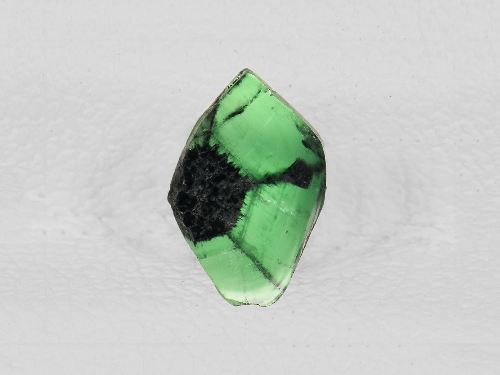 8802169-cabochon-green-with-black-spokes-colombia-natural-trapiche-emerald-0.72-ct