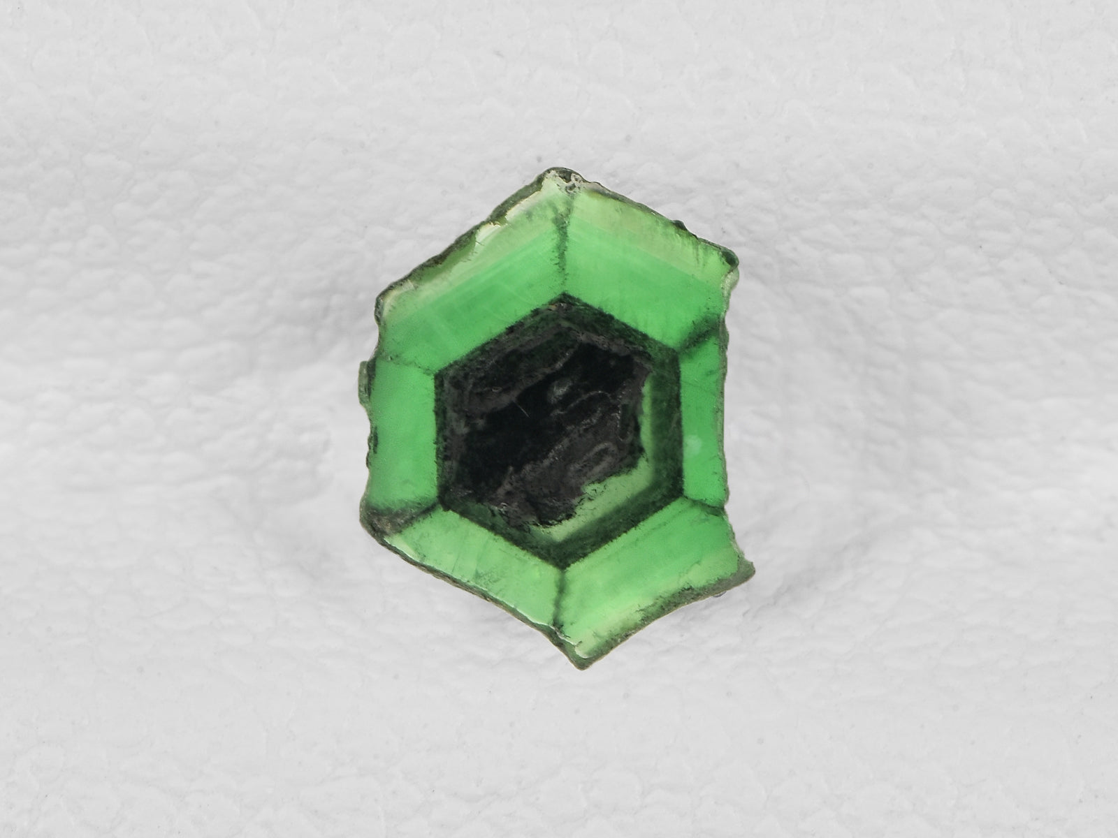 8802170-cabochon-green-with-black-spokes-igi-colombia-natural-trapiche-emerald-0.60-ct