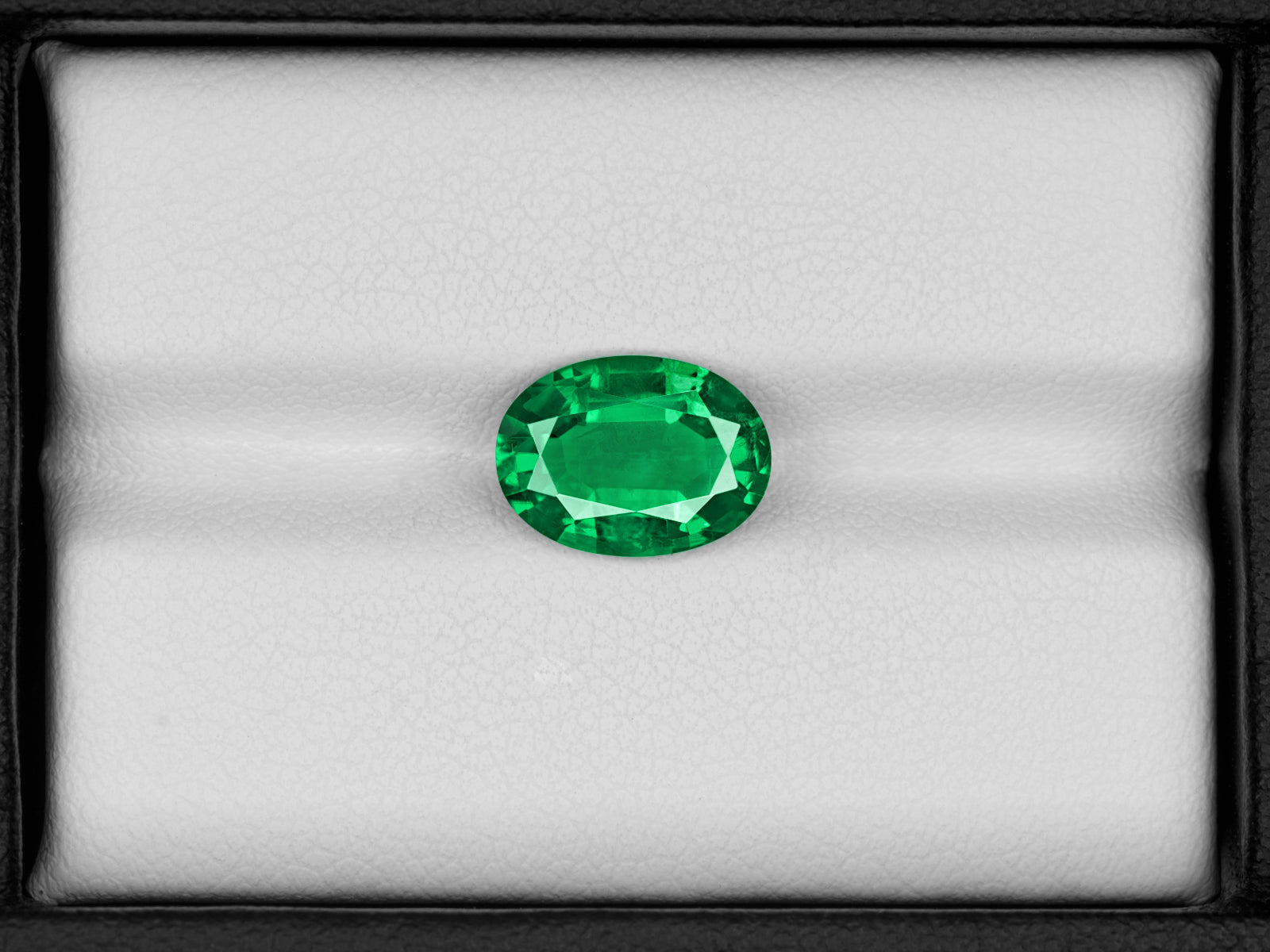 8802982-oval-lively-intense-green-gia-zambia-natural-emerald-2.57-ct