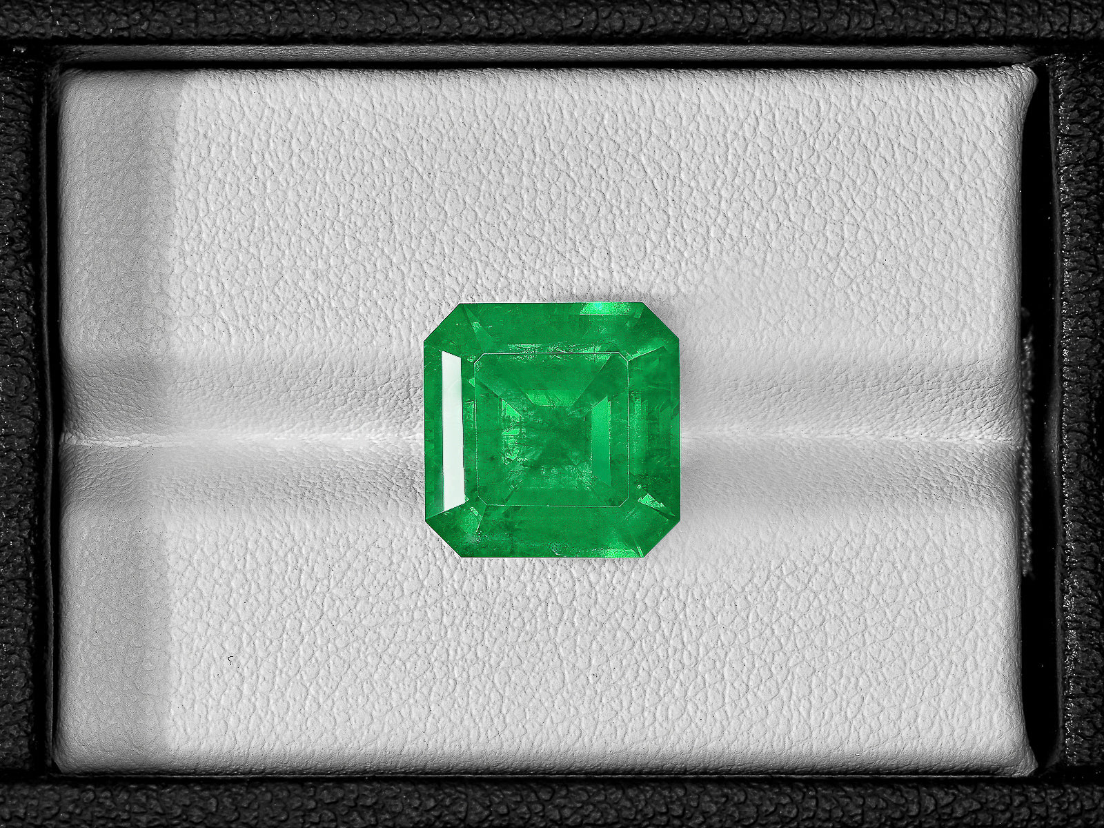 8802586-octagonal-rich-velvety-intense-green-colombia-natural-emerald-7.67-ct