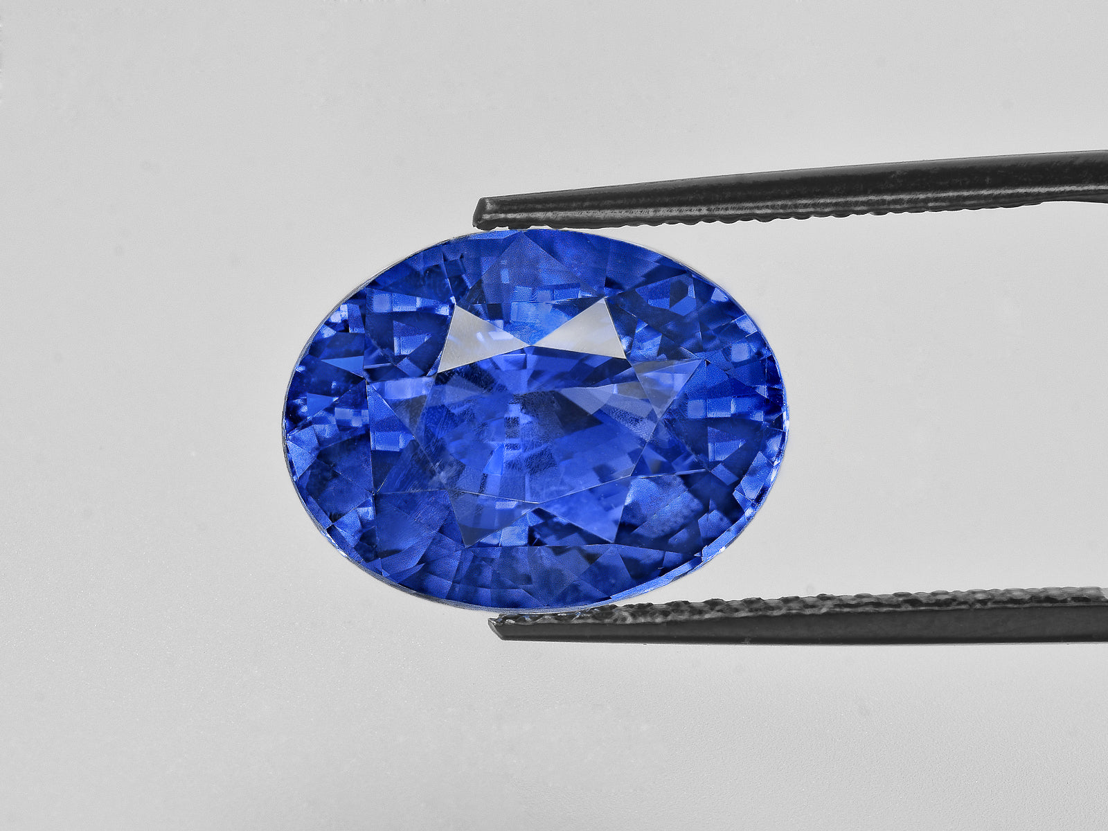 8802593-oval-lively-intense-blue-grs-sri-lanka-natural-blue-sapphire-10.78-ct