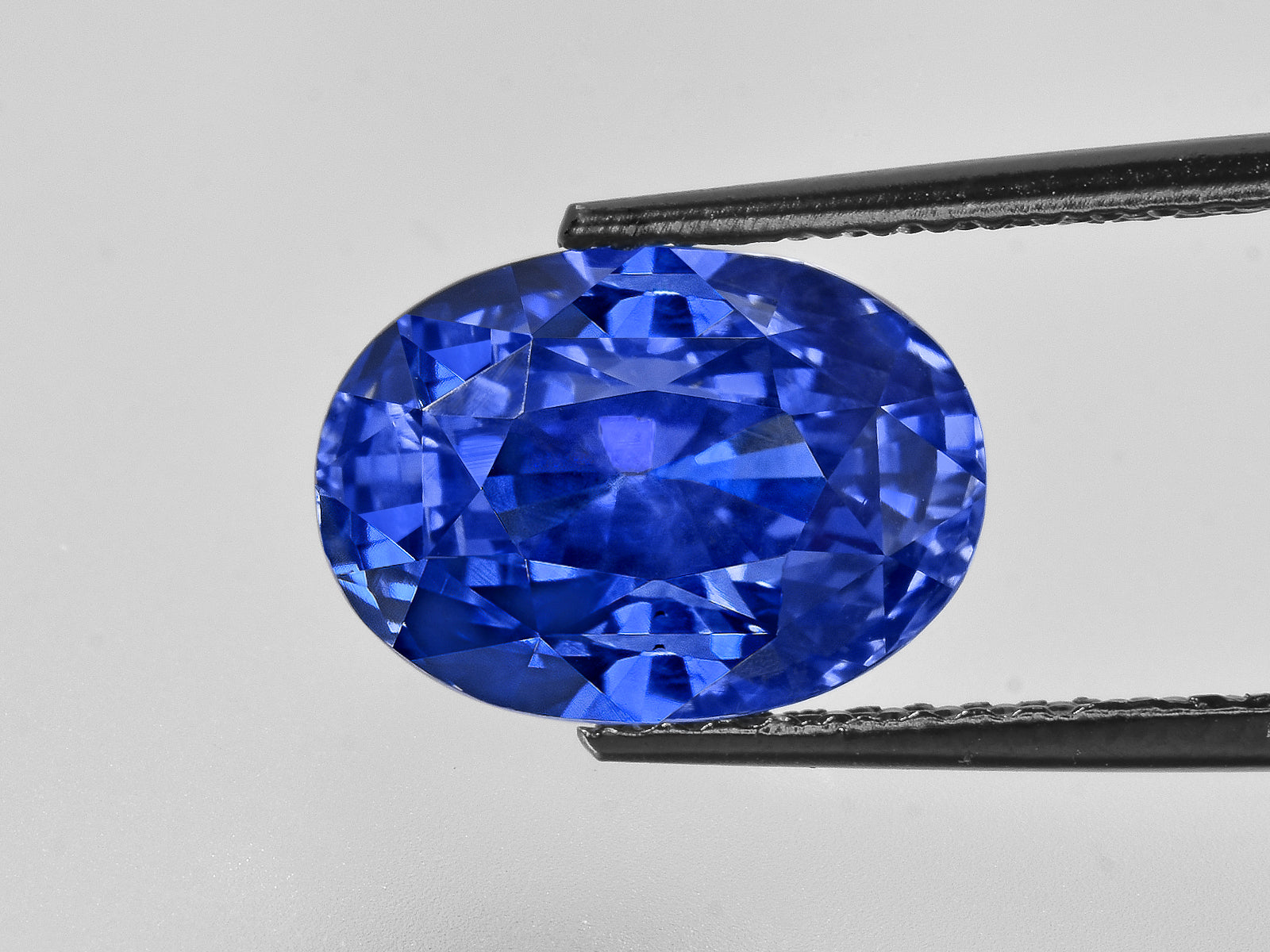 8802597-oval-fiery-vivid-blue-grs-sri-lanka-natural-blue-sapphire-10.20-ct