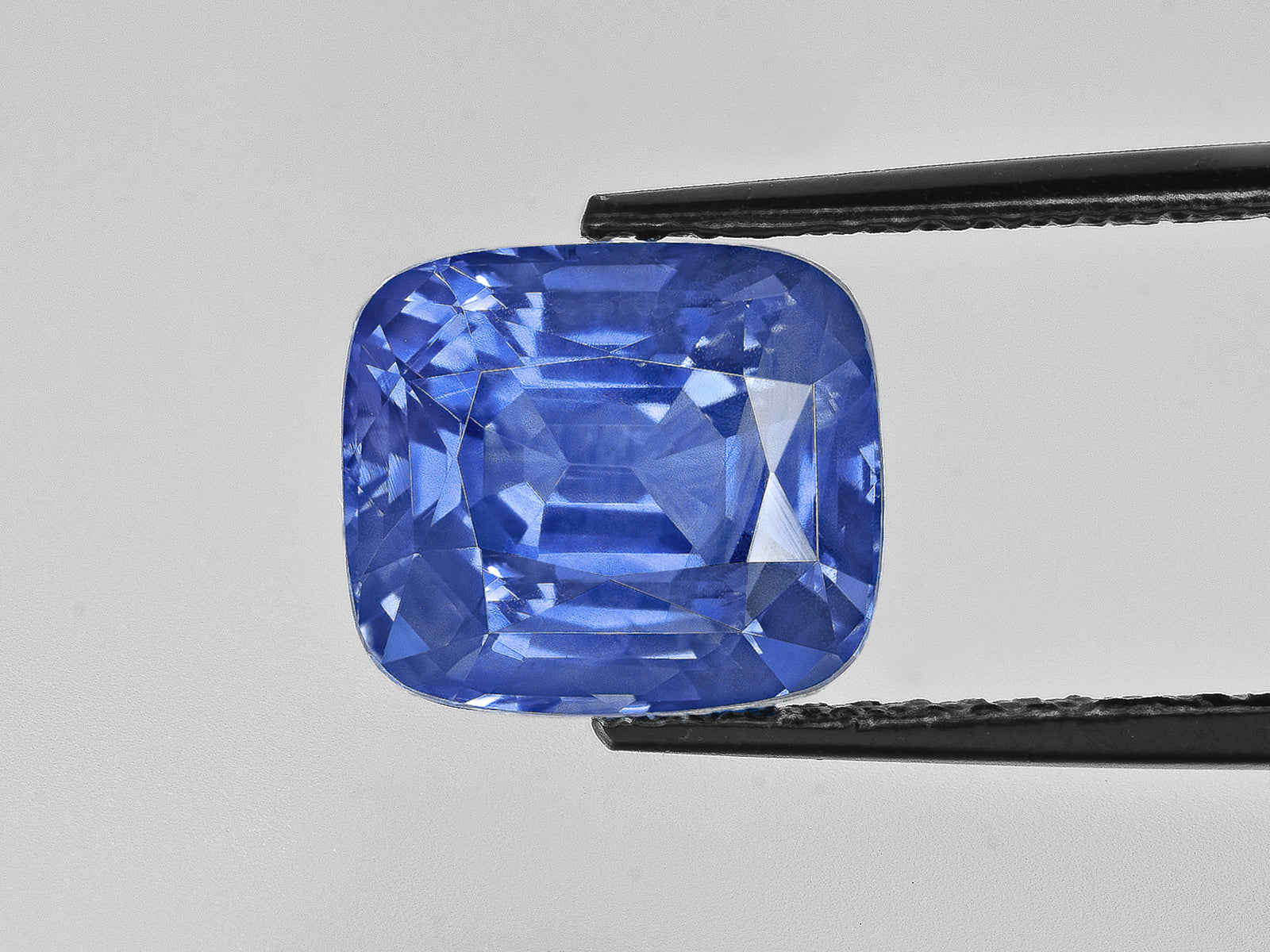 8802599-cushion-velvety-cornflower-blue-grs-sri-lanka-natural-blue-sapphire-6.37-ct