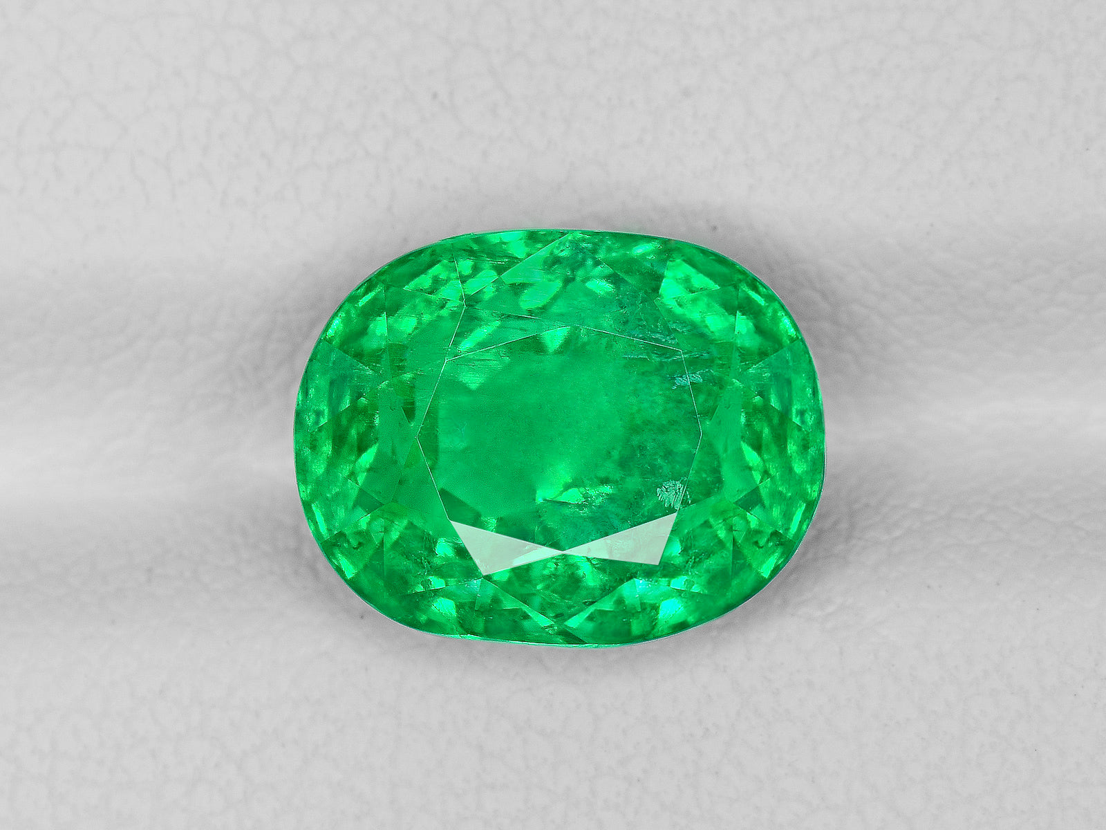 8802602-oval-bright-neon-green-gia-afghanistan-natural-emerald-4.69-ct