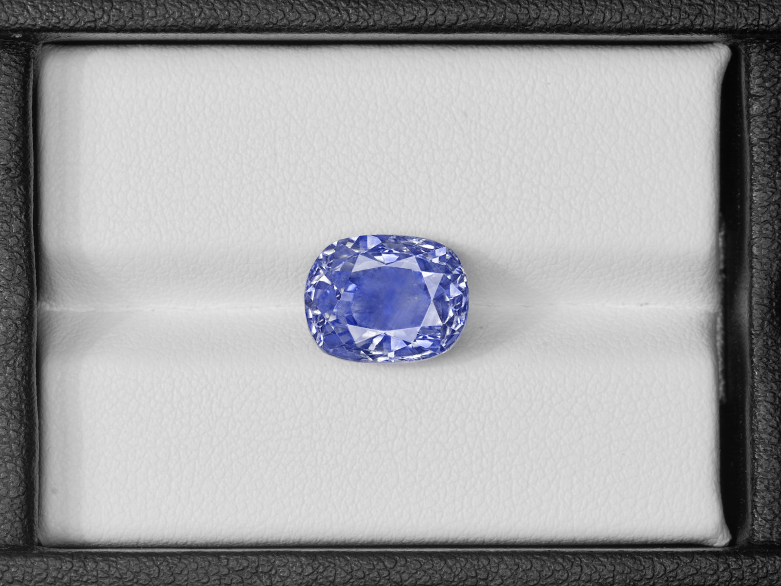 8802834-oval-velvety-intense-blue-grs-kashmir-natural-blue-sapphire-7.27-ct