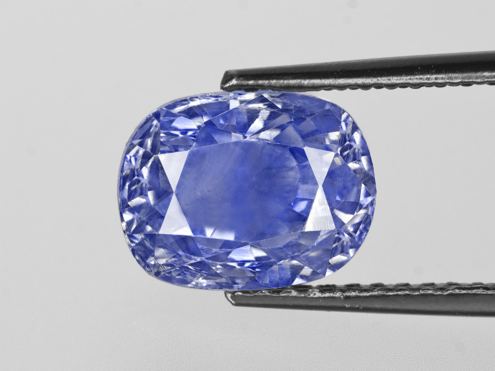 8802834-oval-velvety-intense-blue-grs-kashmir-natural-blue-sapphire-7.27-ct