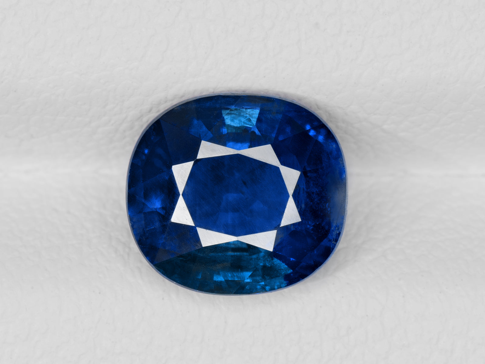 8802837-oval-intense-royal-blue-with-a-slight-greenish-hue-aigs-madagascar-natural-blue-sapphire-2.60-ct