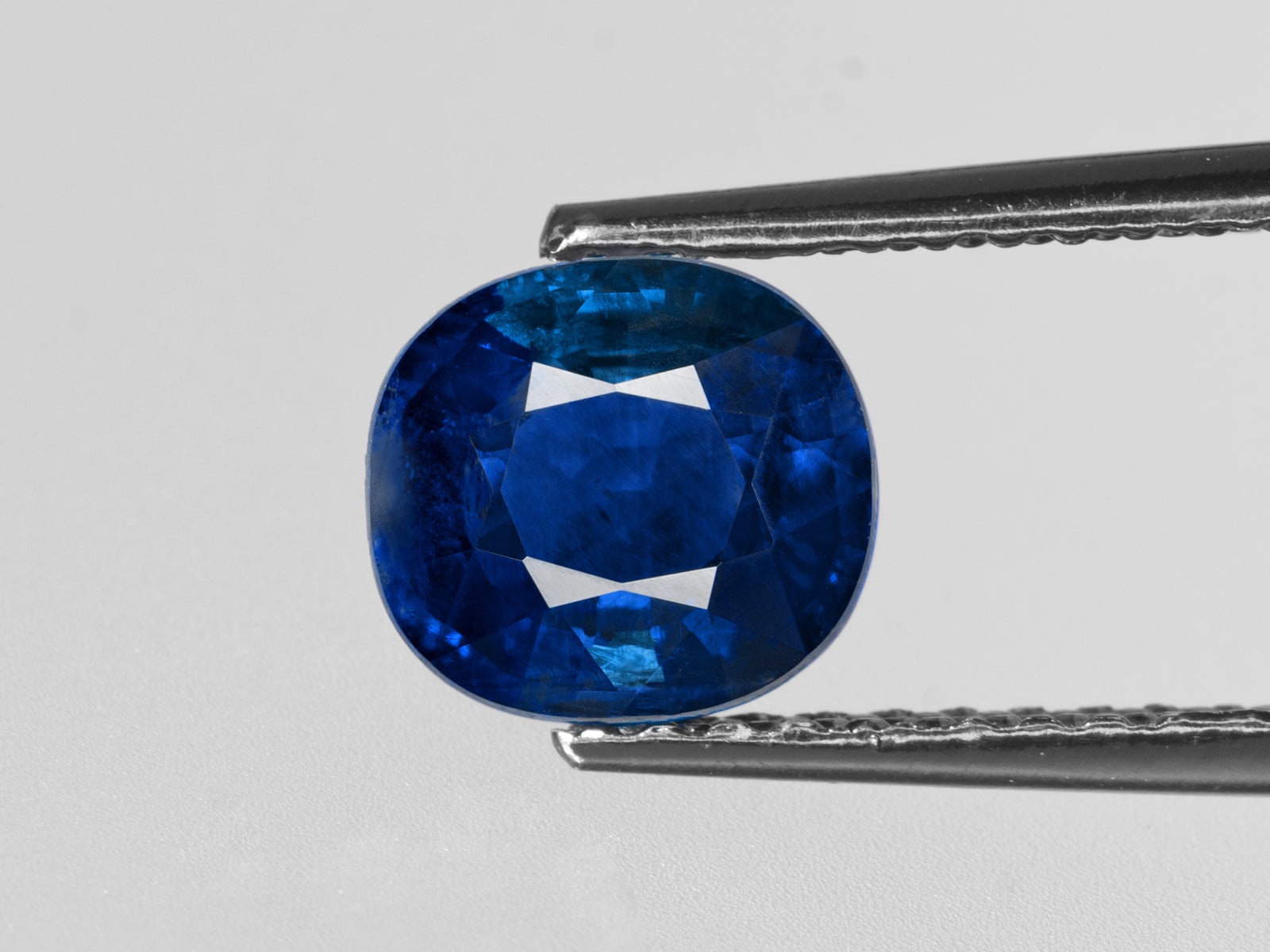 8802837-oval-intense-royal-blue-with-a-slight-greenish-hue-aigs-madagascar-natural-blue-sapphire-2.60-ct