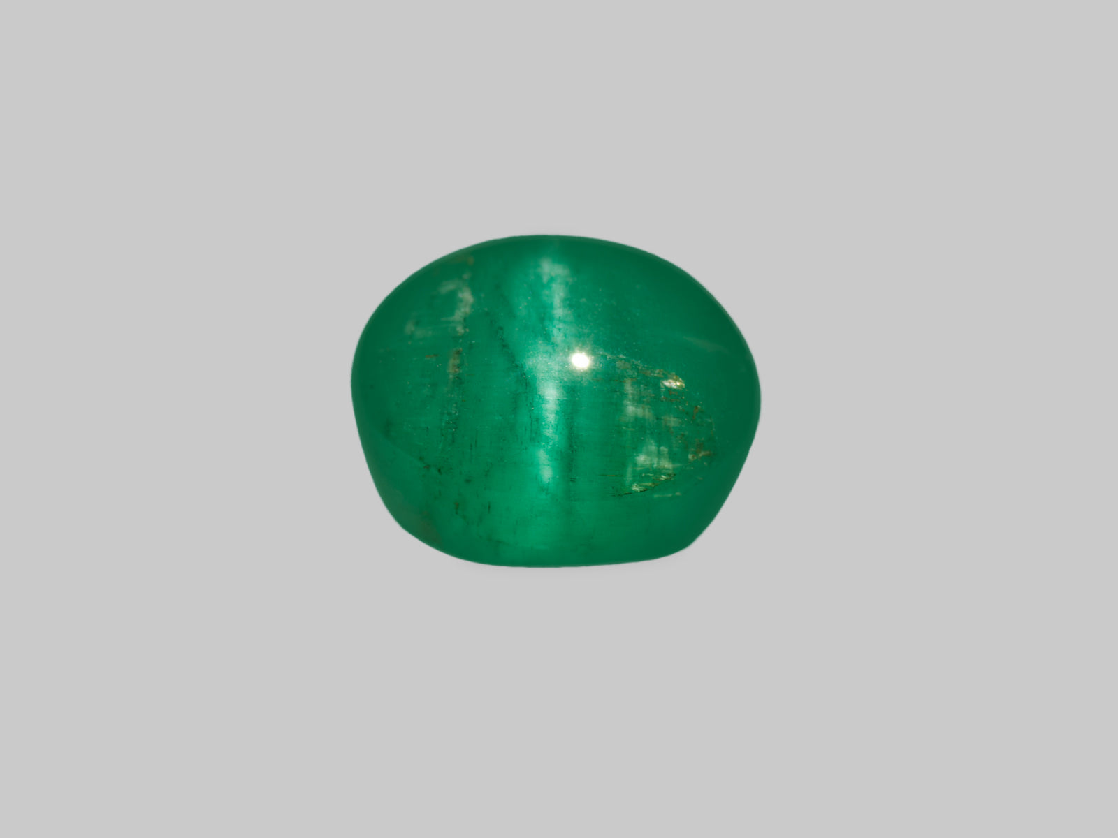 8802873-cabochon-rich-intense-green-igi-zambia-natural-cat's-eye-emerald-4.18-ct