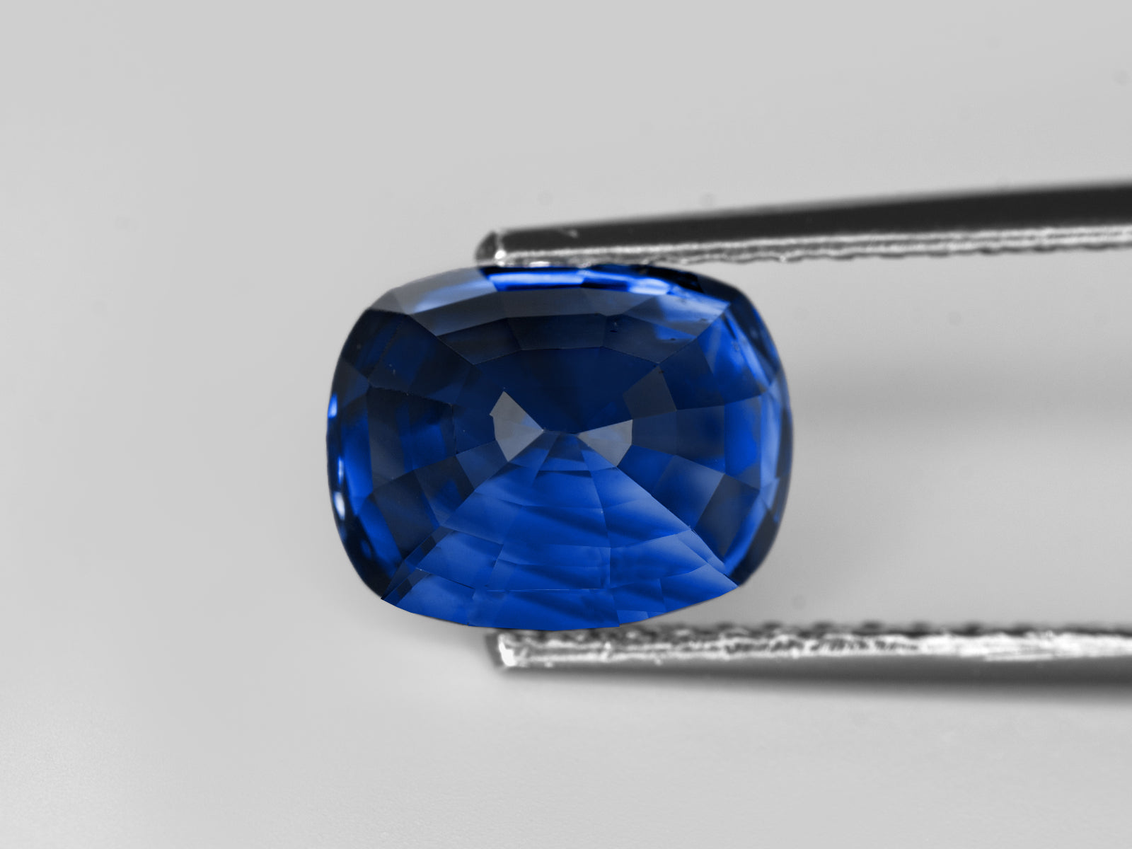 8802911-cushion-fiery-rich-royal-blue-grs-sri-lanka-natural-blue-sapphire-5.10-ct
