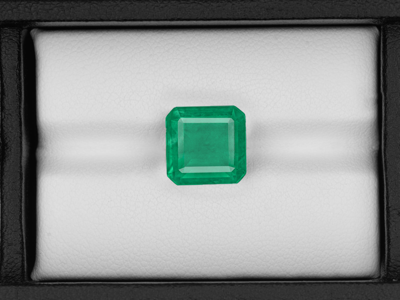 8802915-octagonal-lively-intense-green-igi-zambia-natural-emerald-5.21-ct