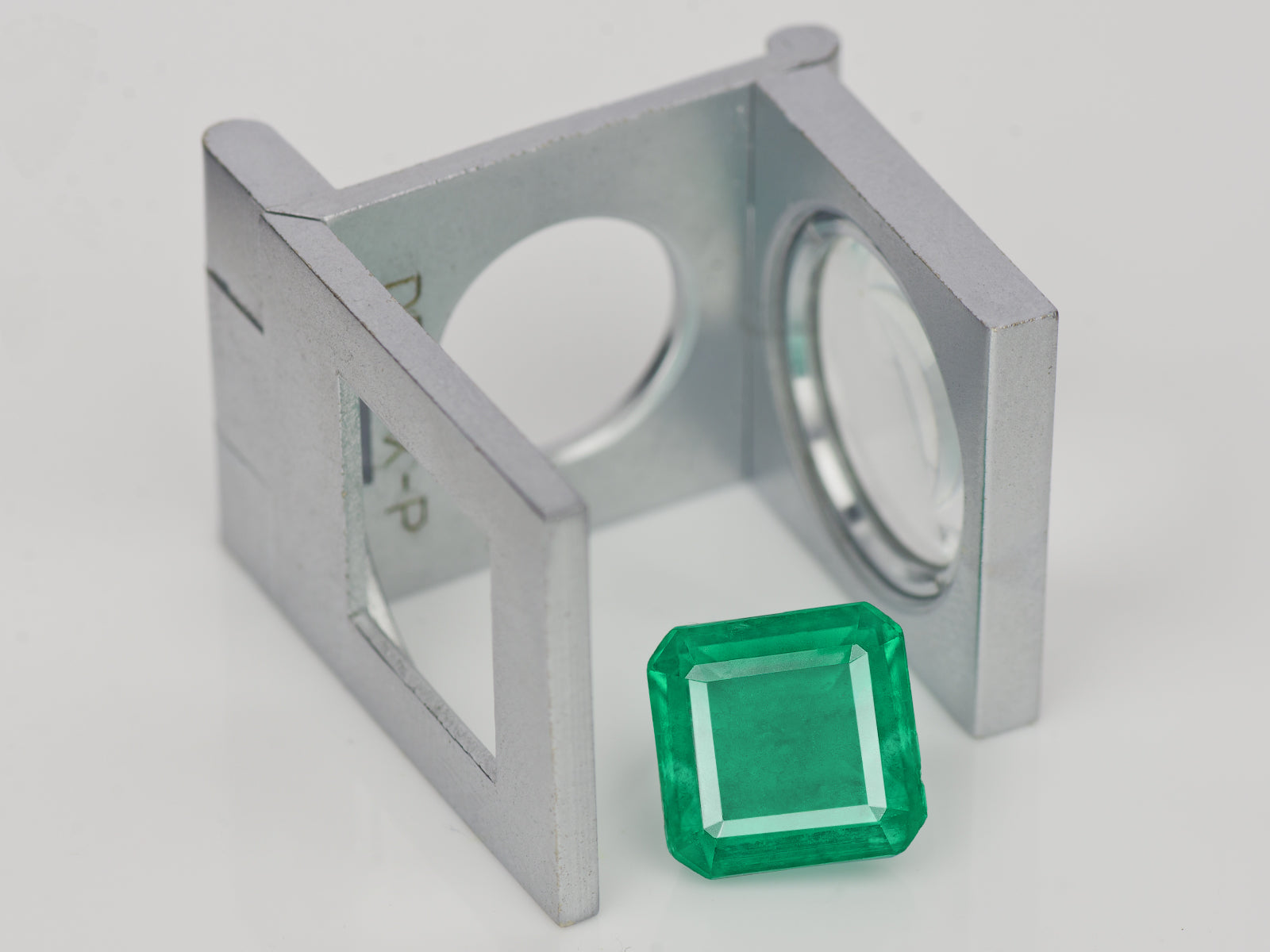 8802915-octagonal-lively-intense-green-igi-zambia-natural-emerald-5.21-ct