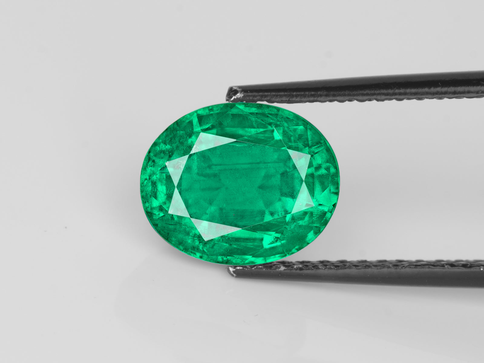 8802917-oval-lively-vivid-green-gii-zambia-natural-emerald-3.86-ct