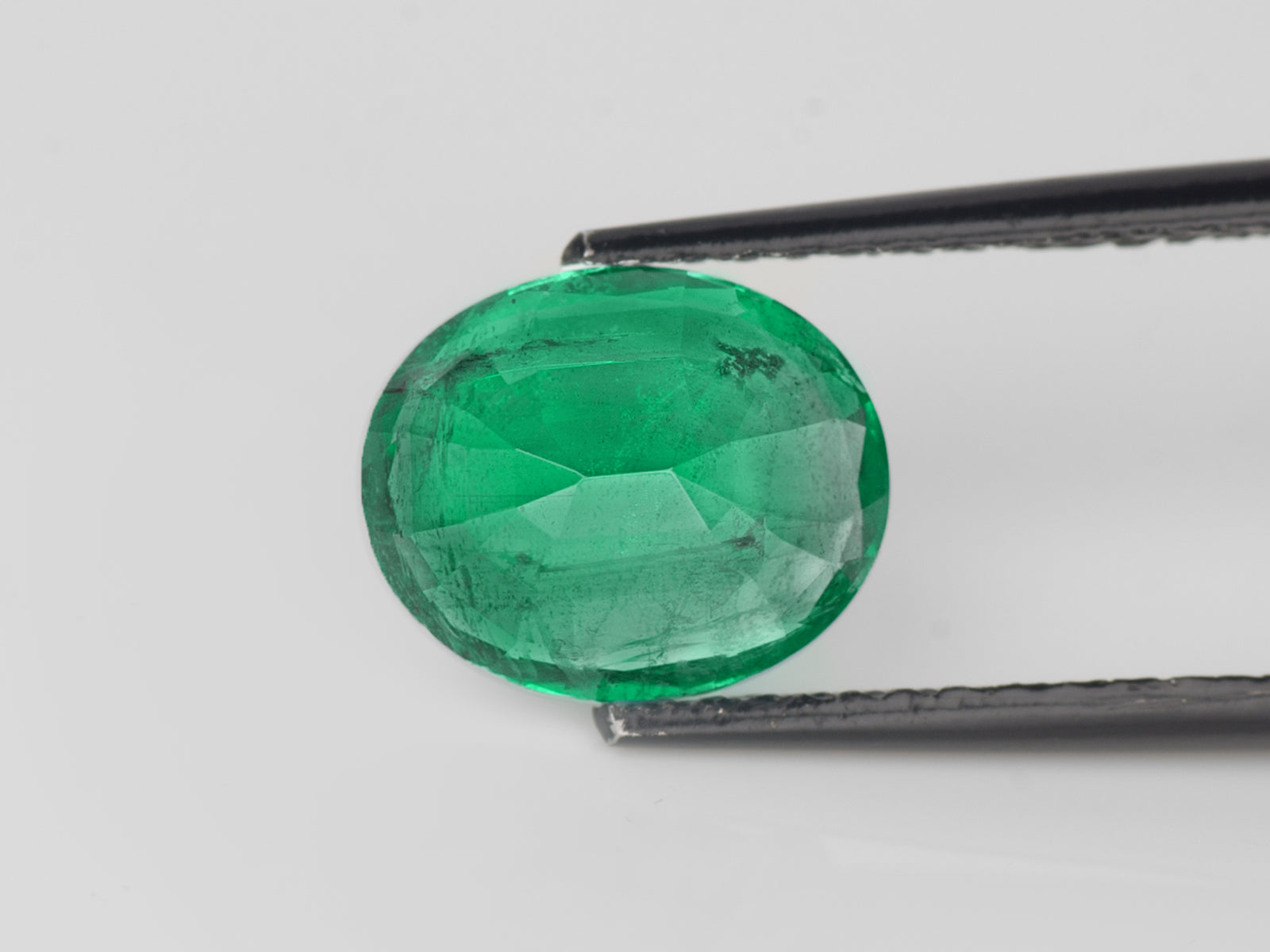 8802917-oval-lively-vivid-green-gii-zambia-natural-emerald-3.86-ct