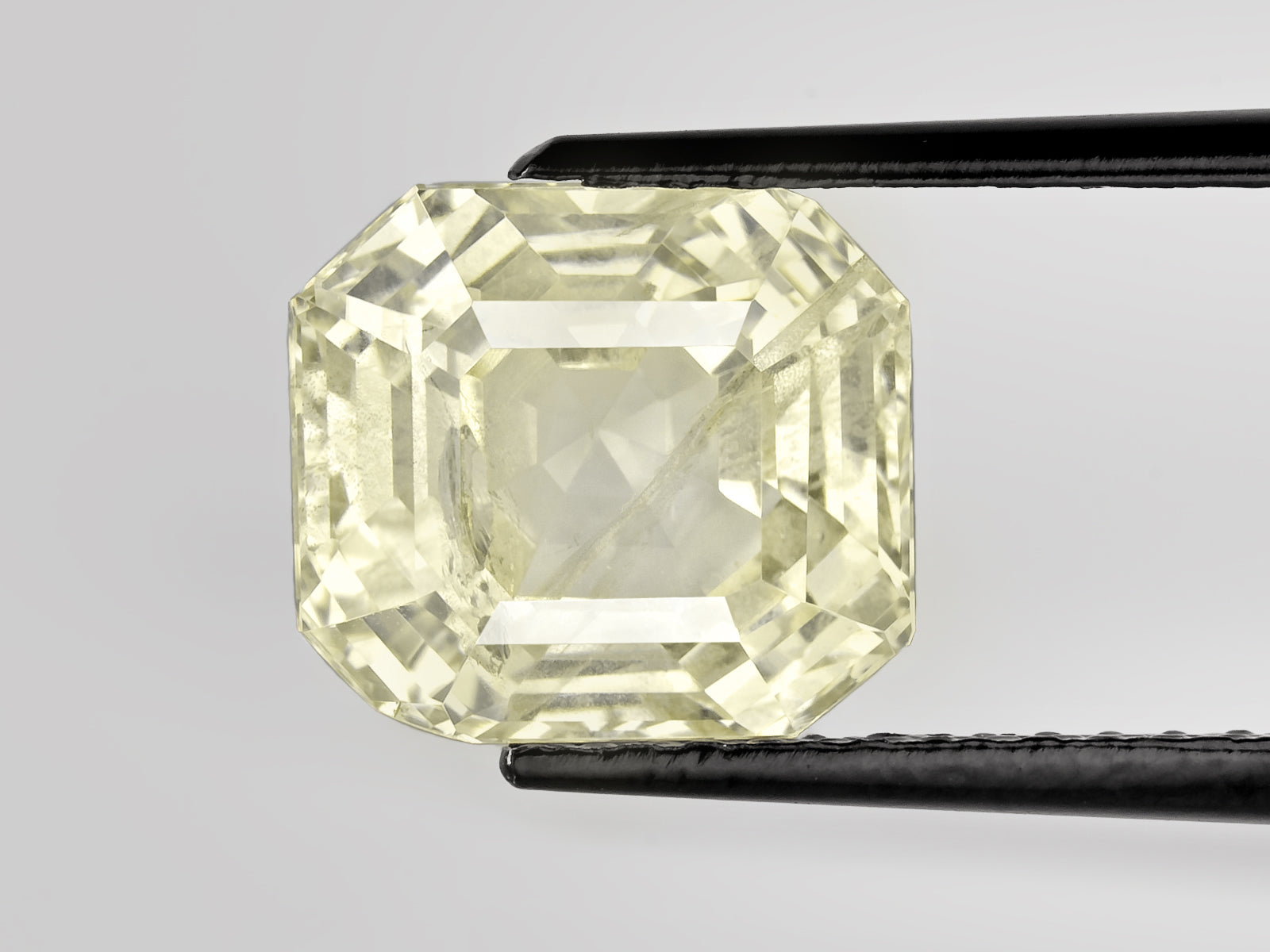 8802931-octagonal-colorless-very-light-yellow-sri-lanka-natural-white-sapphire-7.19-ct