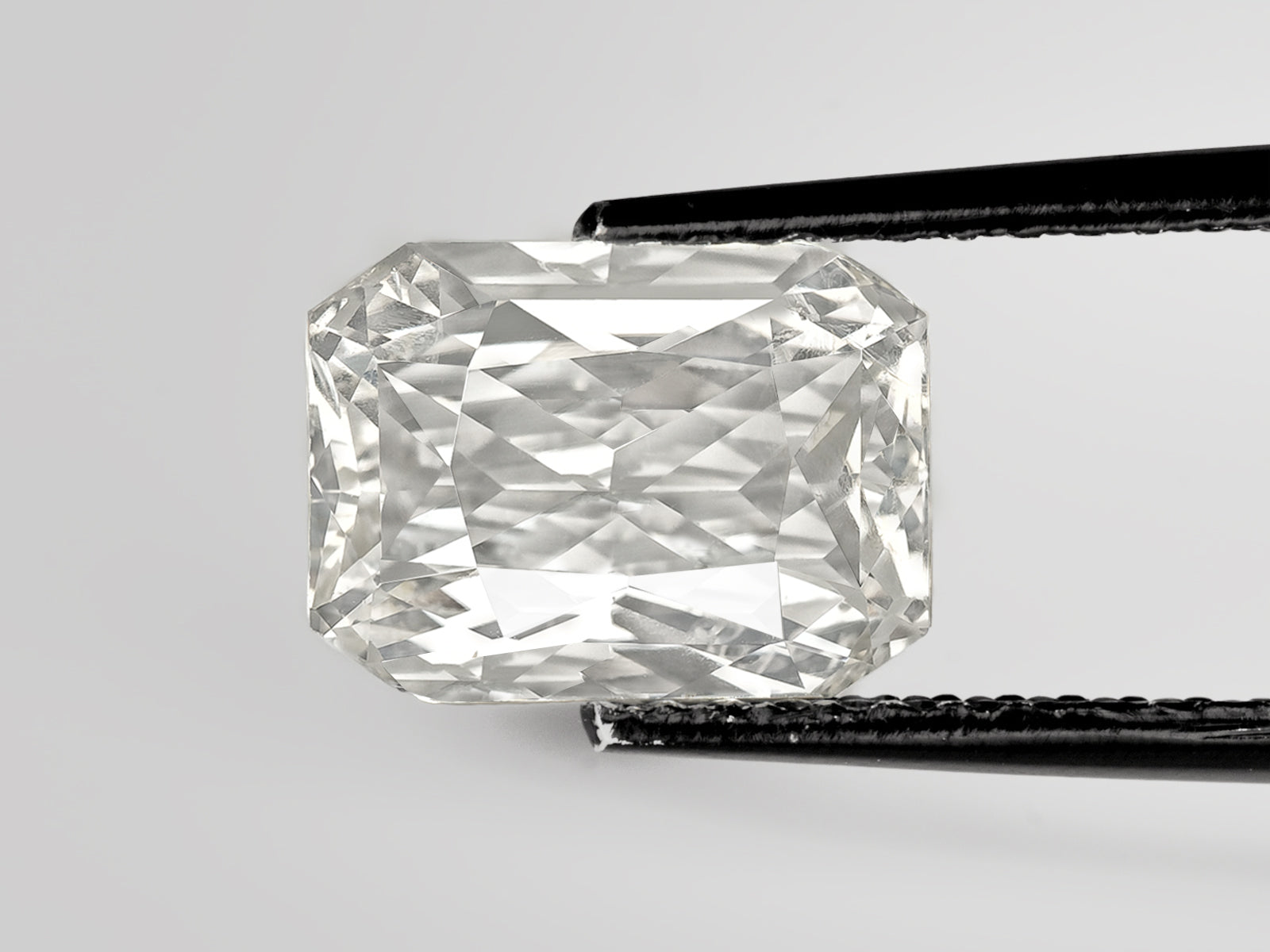 8802940-octagonal-colorless-sri-lanka-natural-white-sapphire-4.58-ct