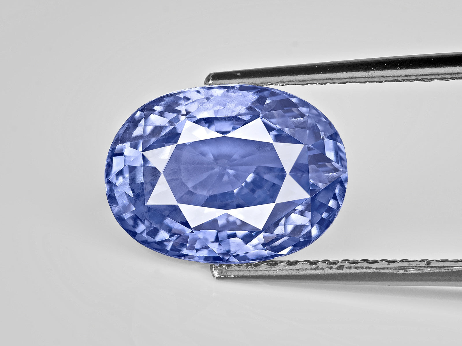 8802954-oval-lustrous-violetish-blue-sri-lanka-natural-blue-sapphire-8.04-ct