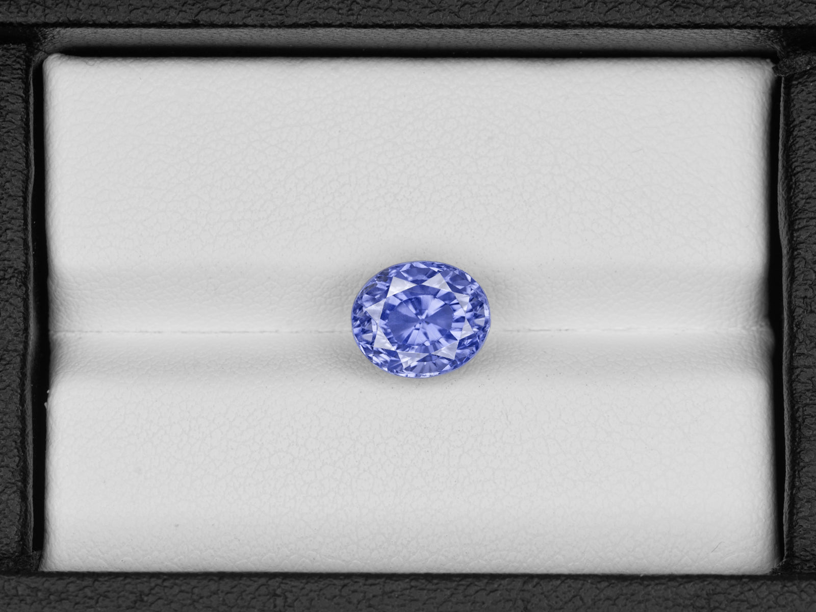 8802971-oval-lively-intense-blue-gii-sri-lanka-natural-blue-sapphire-4.10-ct