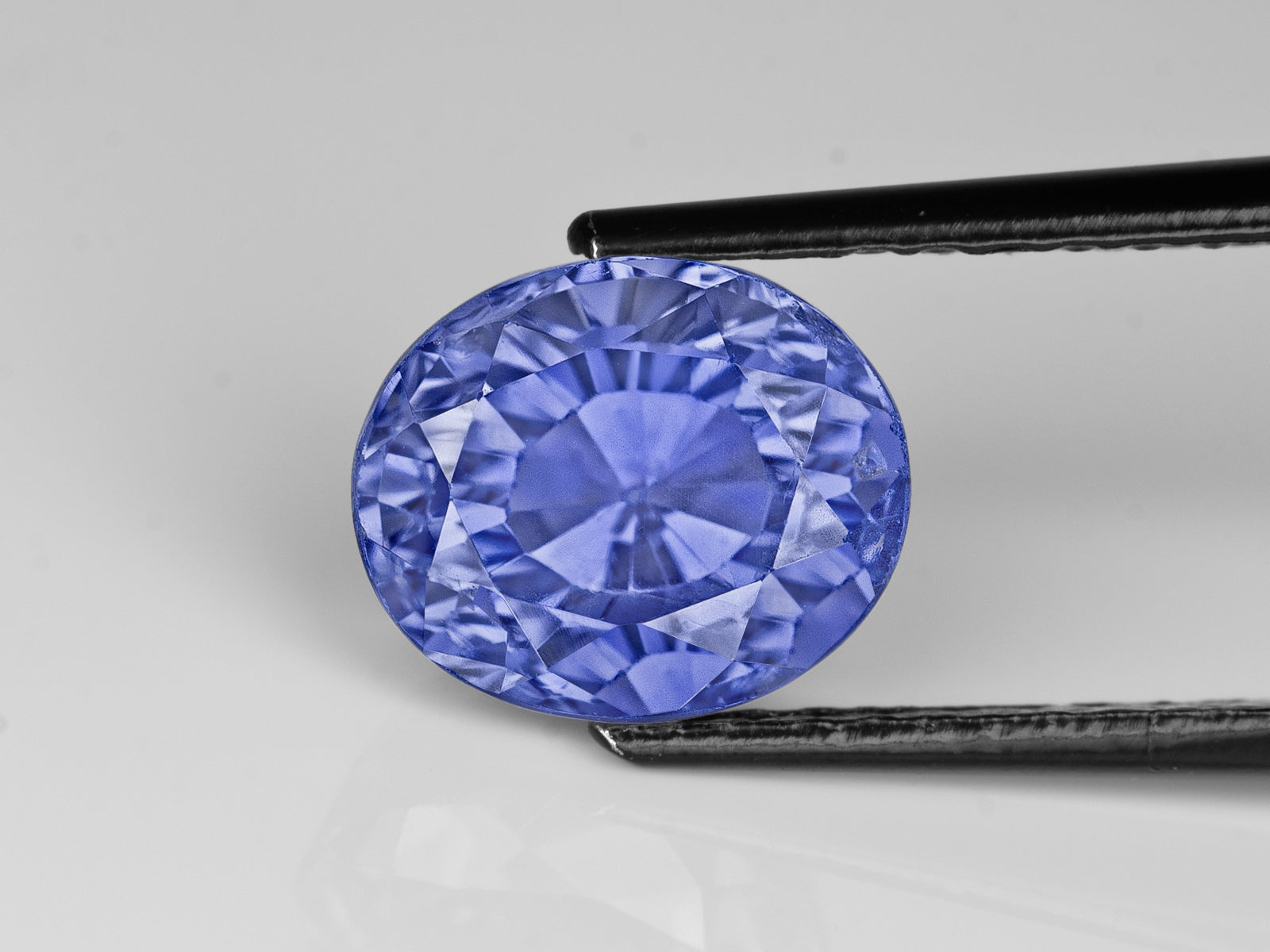 8802971-oval-lively-intense-blue-gii-sri-lanka-natural-blue-sapphire-4.10-ct