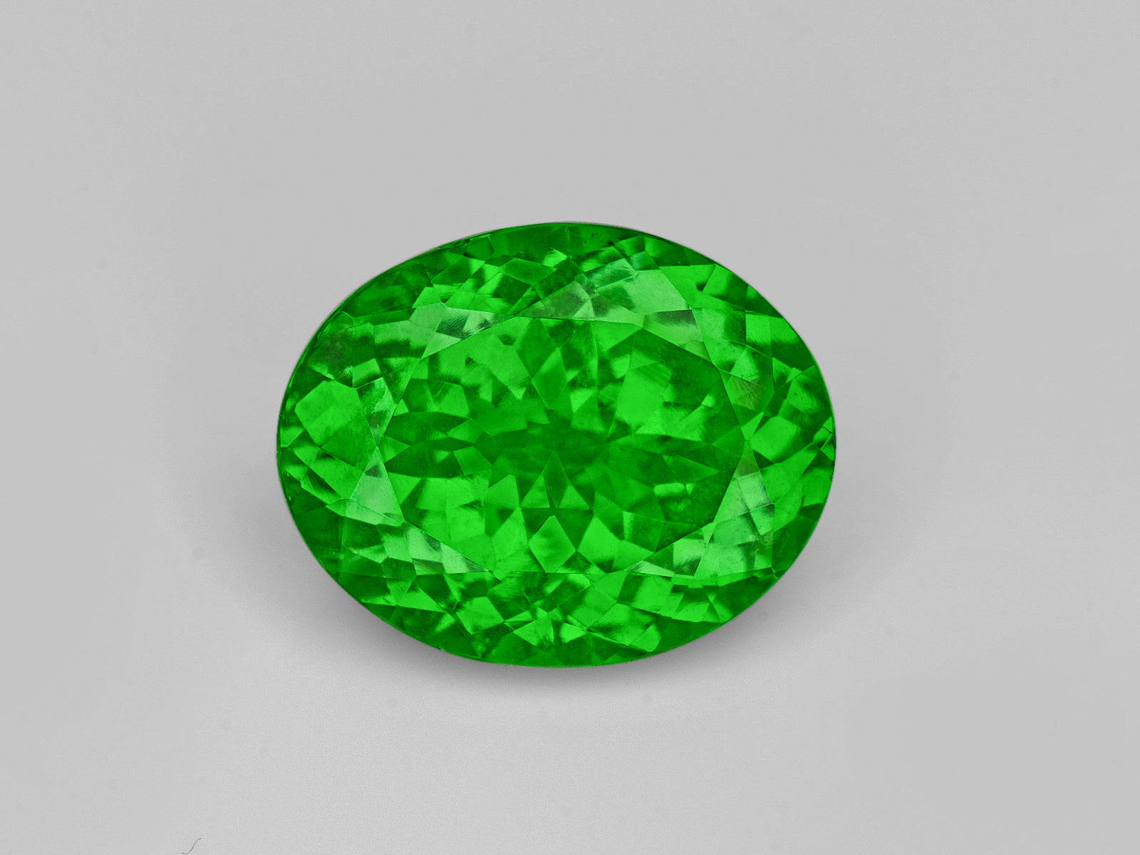 8802972-oval-fiery-vivid-green-kenya-natural-tsavorite-garnet-3.75-ct