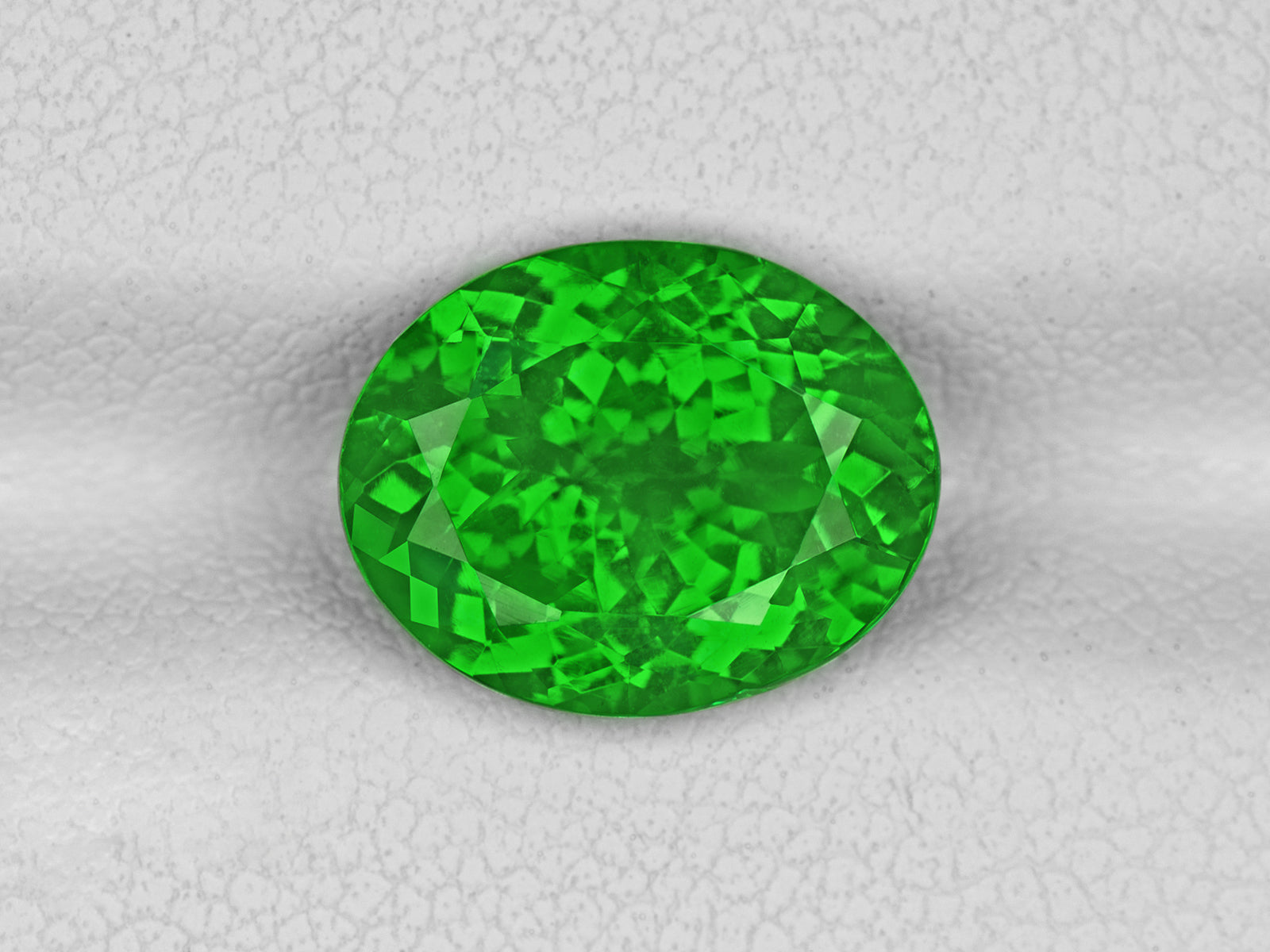 8802972-oval-fiery-vivid-green-kenya-natural-tsavorite-garnet-3.75-ct