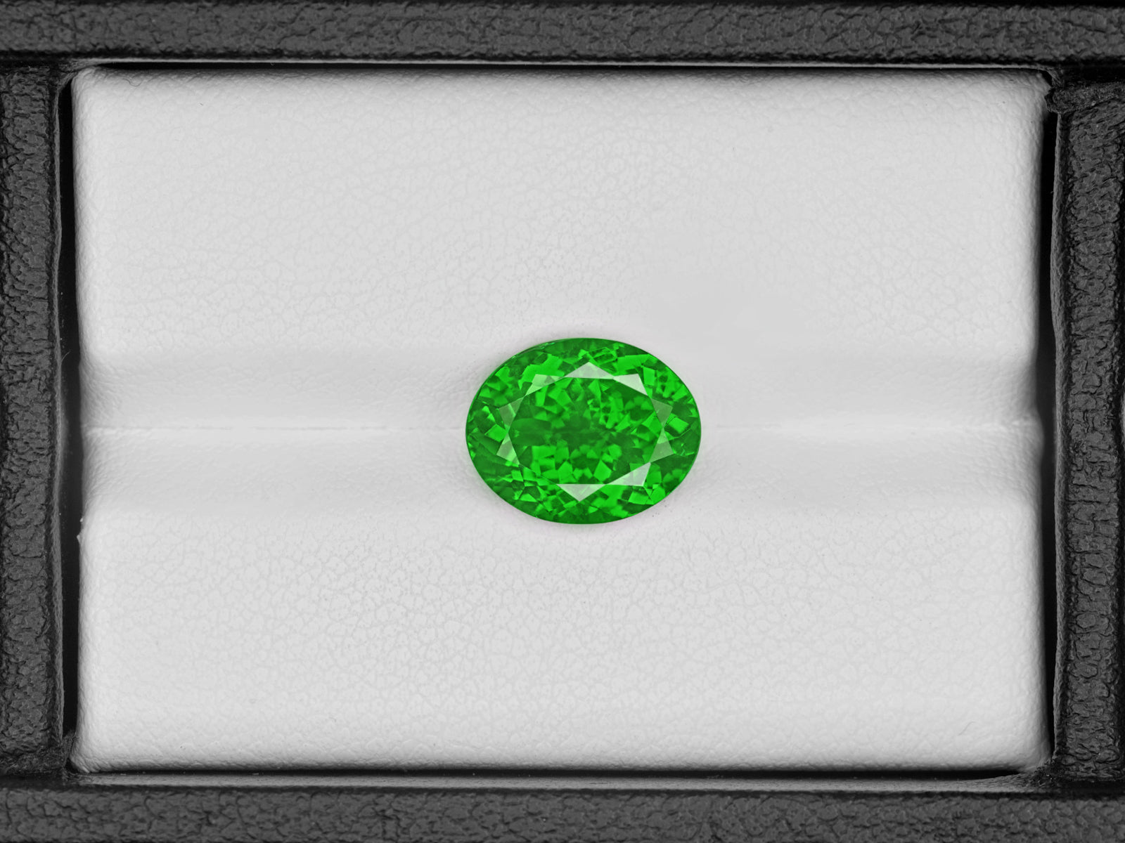 8802972-oval-fiery-vivid-green-kenya-natural-tsavorite-garnet-3.75-ct