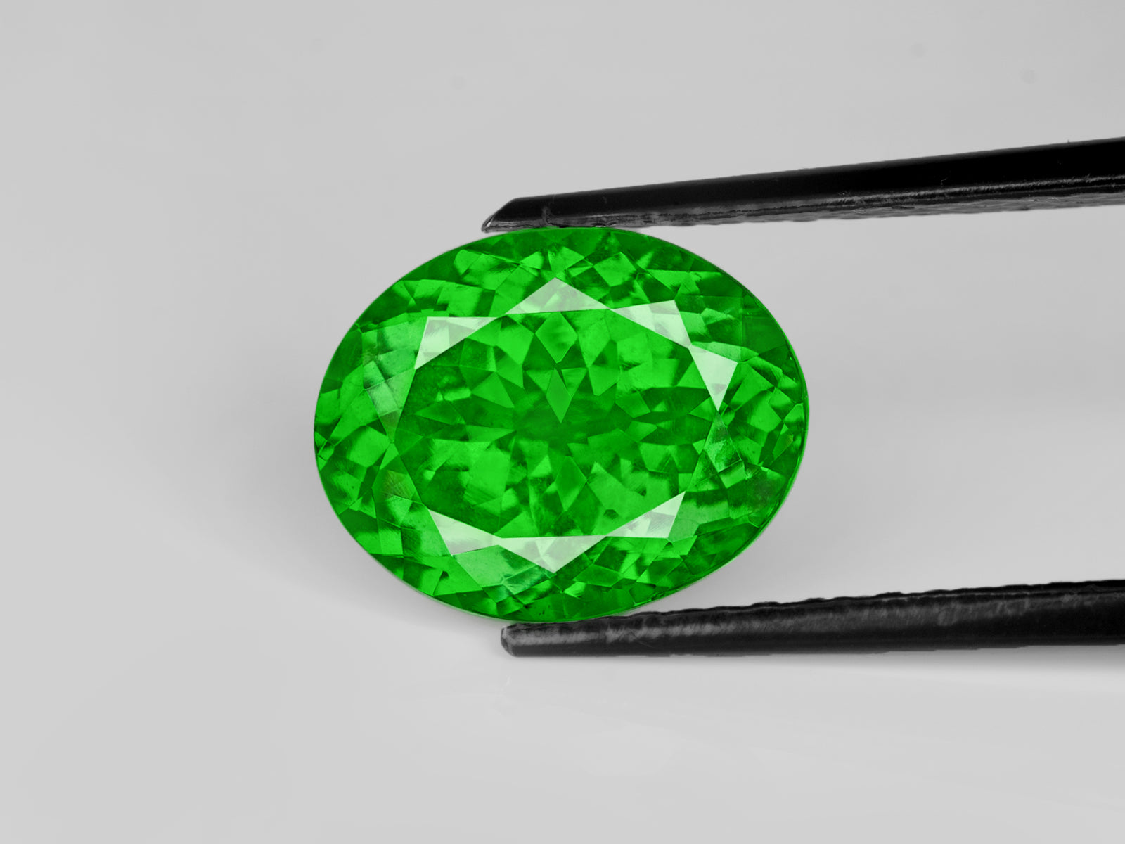 8802972-oval-fiery-vivid-green-kenya-natural-tsavorite-garnet-3.75-ct
