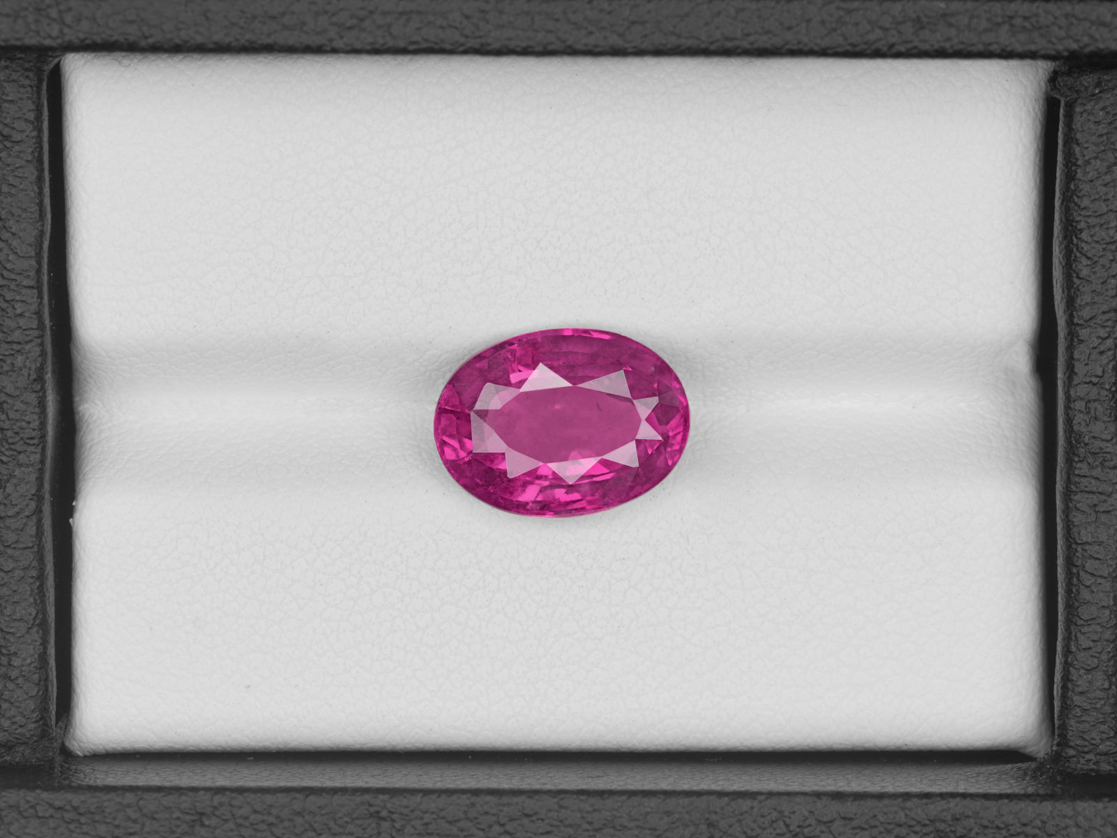 8802974-oval-deep-pink-red-gii-madagascar-natural-ruby-4.78-ct