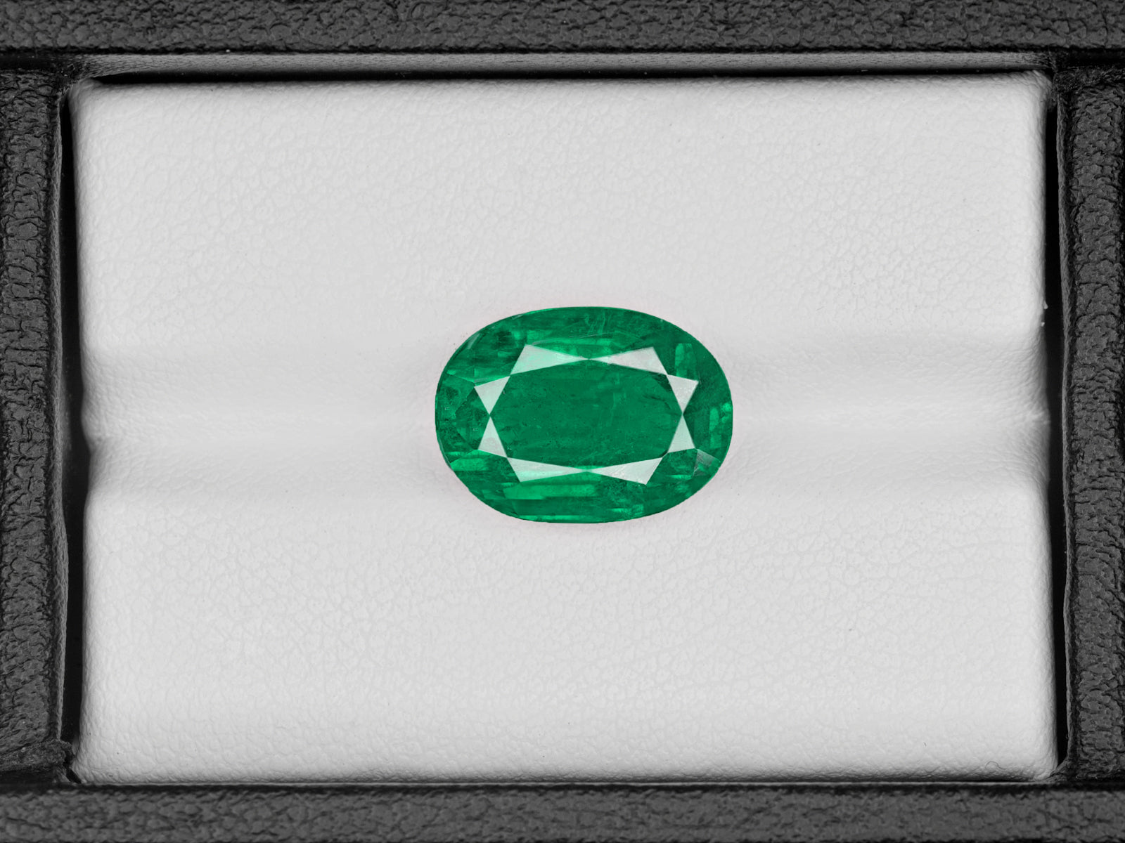8802975-oval-deep-green-gii-zambia-natural-emerald-5.47-ct