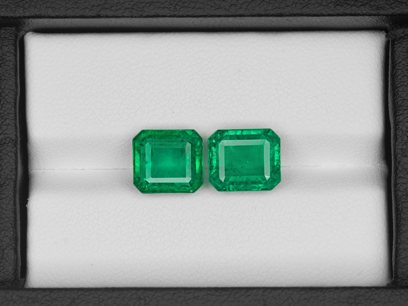 8802977-octagonal-intense-green-gii-zambia-natural-emerald-6.41-ct