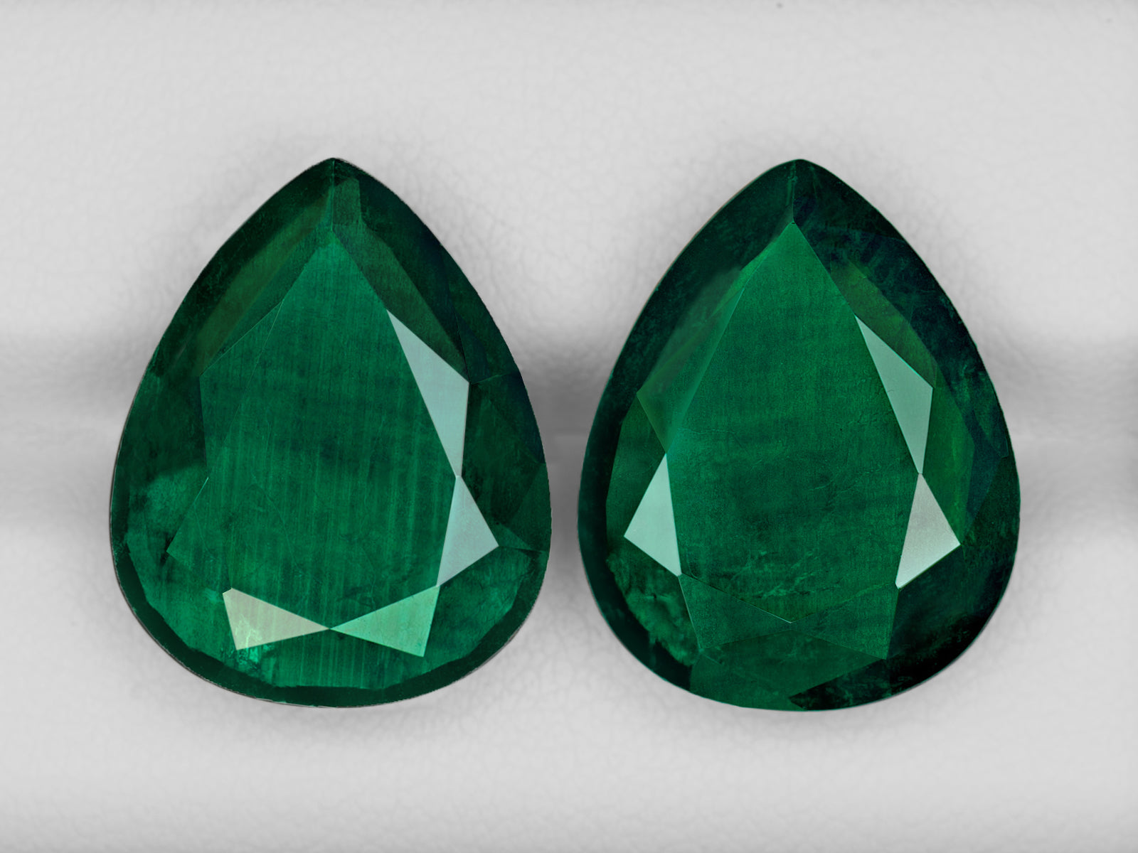 8802996-pear-deep-royal-green-brazil-natural-emerald-25.41-ct