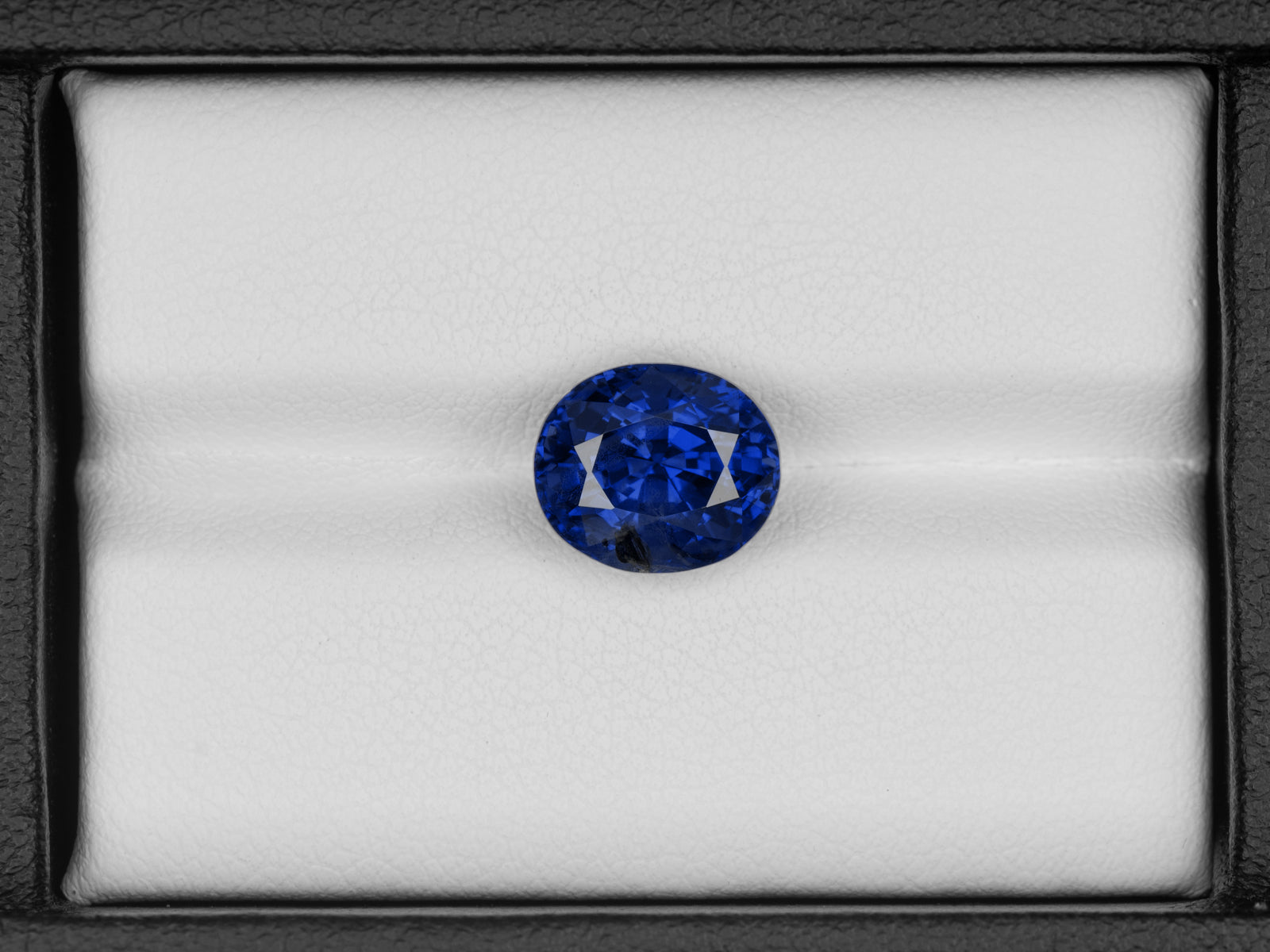 8802997-oval-rich-velvety-royal-blue-grs-sri-lanka-natural-blue-sapphire-5.58-ct
