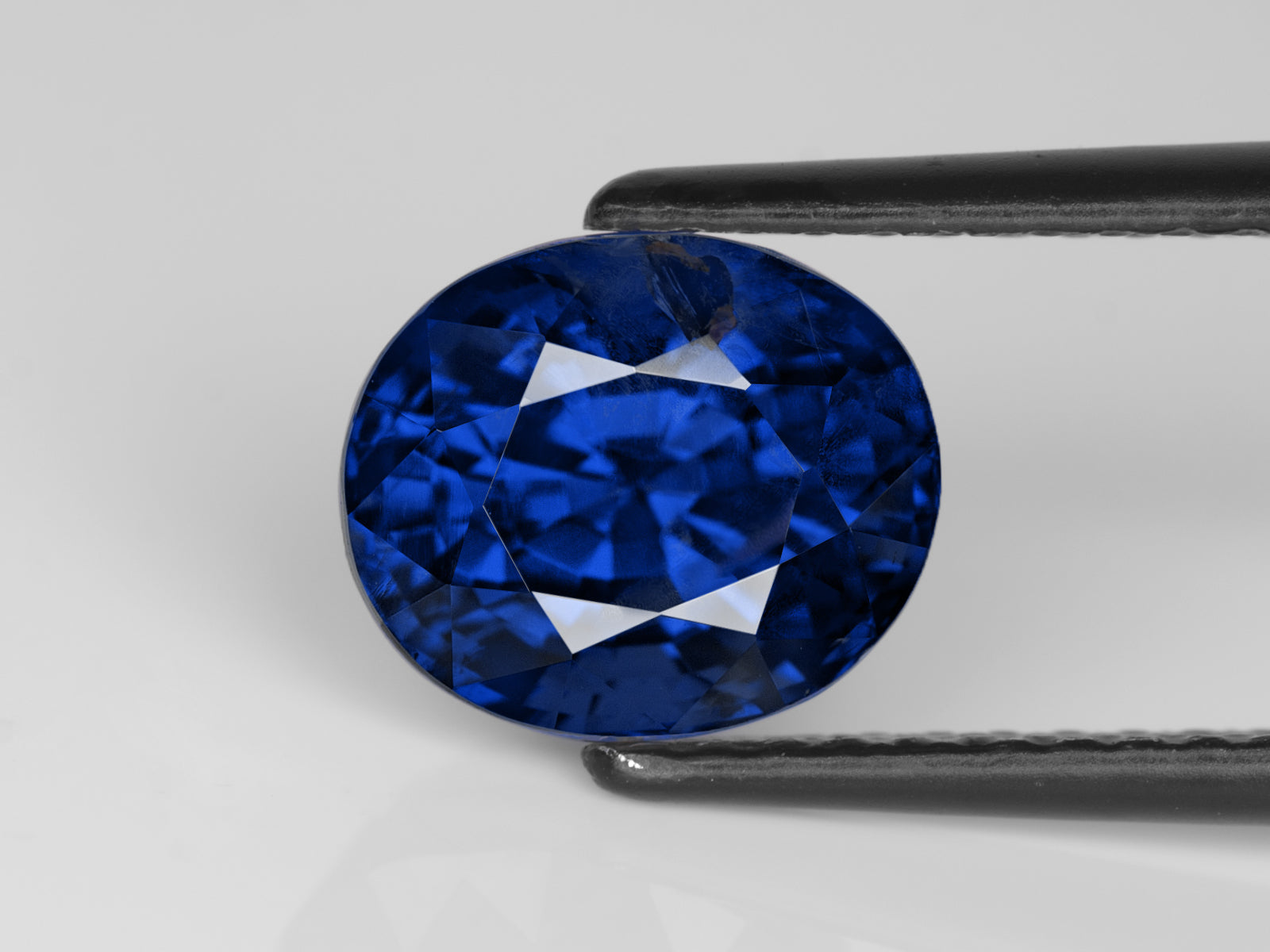 8802997-oval-rich-velvety-royal-blue-grs-sri-lanka-natural-blue-sapphire-5.58-ct