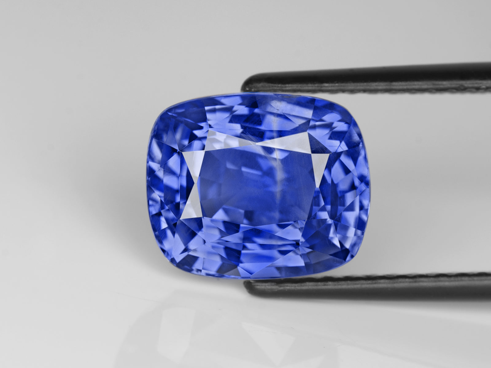 8802998-cushion-lustrous-intense-blue-grs-sri-lanka-natural-blue-sapphire-7.55-ct