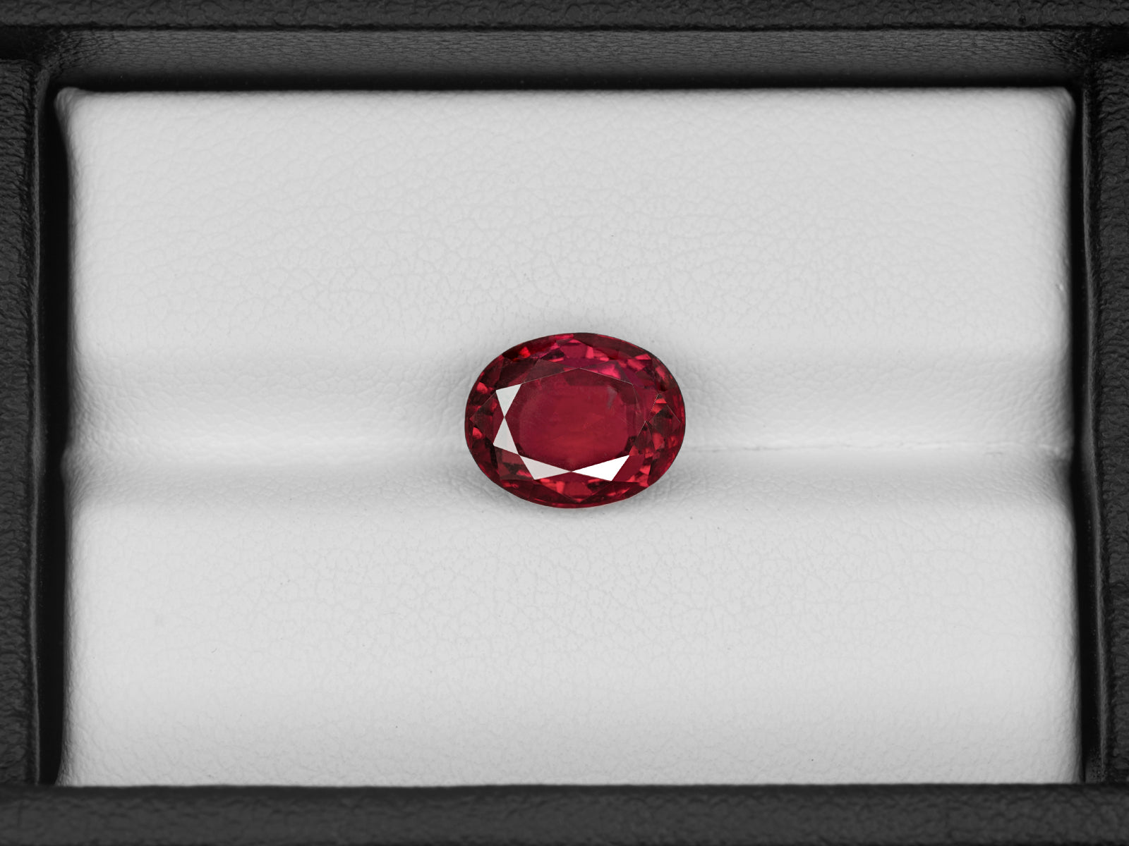 8803008-oval-pigeon-blood-red-india-natural-ruby-4.69-ct