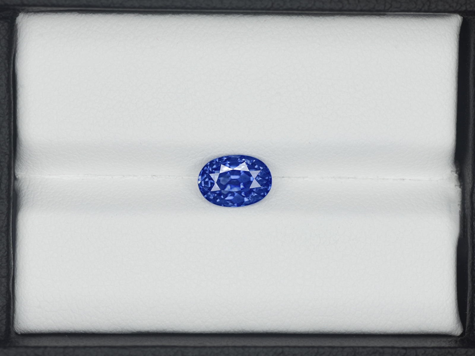 8803102-oval-fiery-vivid-cornflower-blue-gia-kashmir-natural-blue-sapphire-1.71-ct