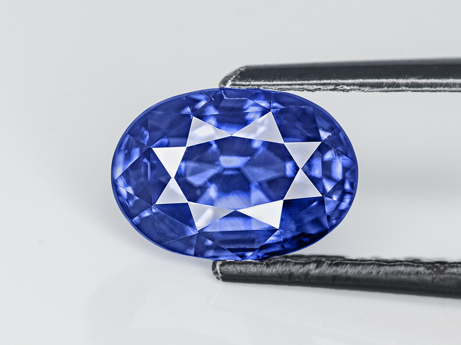 8803102-oval-fiery-vivid-cornflower-blue-gia-kashmir-natural-blue-sapphire-1.71-ct