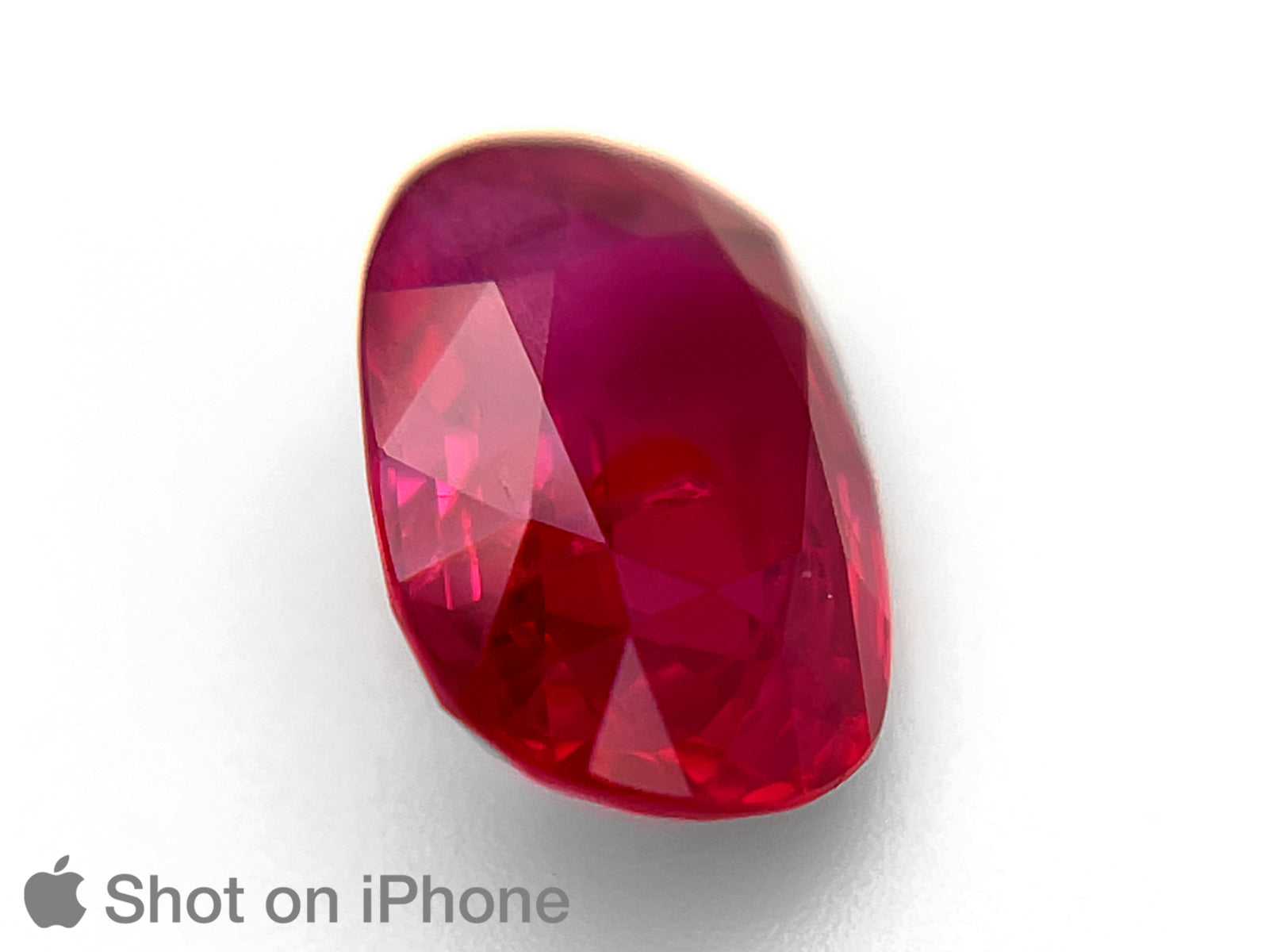 8803195-oval-rich-intense-red-with-a-slight-pinkish-hue-grs-mozambique-natural-ruby-4.06-ct
