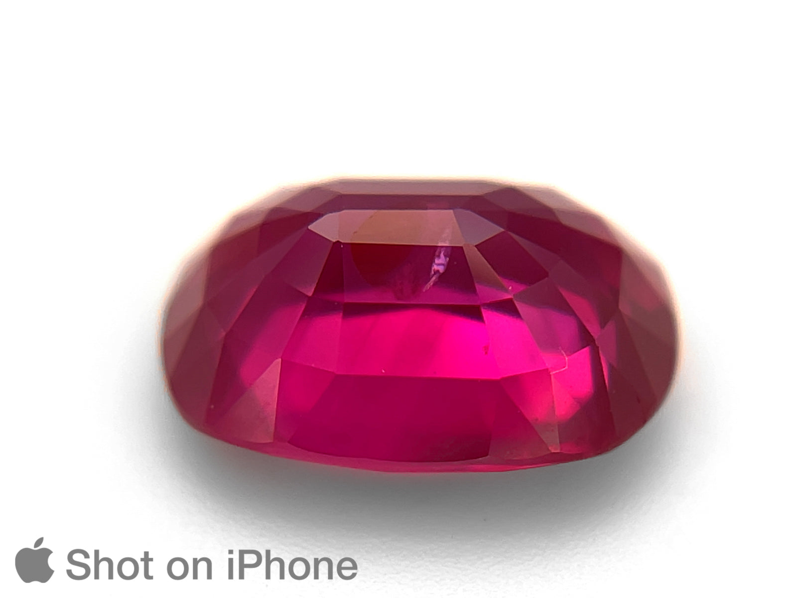 8803195-oval-rich-intense-red-with-a-slight-pinkish-hue-grs-mozambique-natural-ruby-4.06-ct