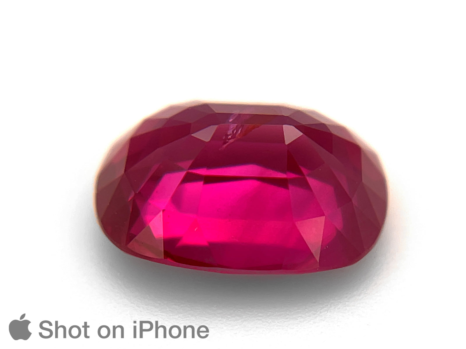8803195-oval-rich-intense-red-with-a-slight-pinkish-hue-grs-mozambique-natural-ruby-4.06-ct