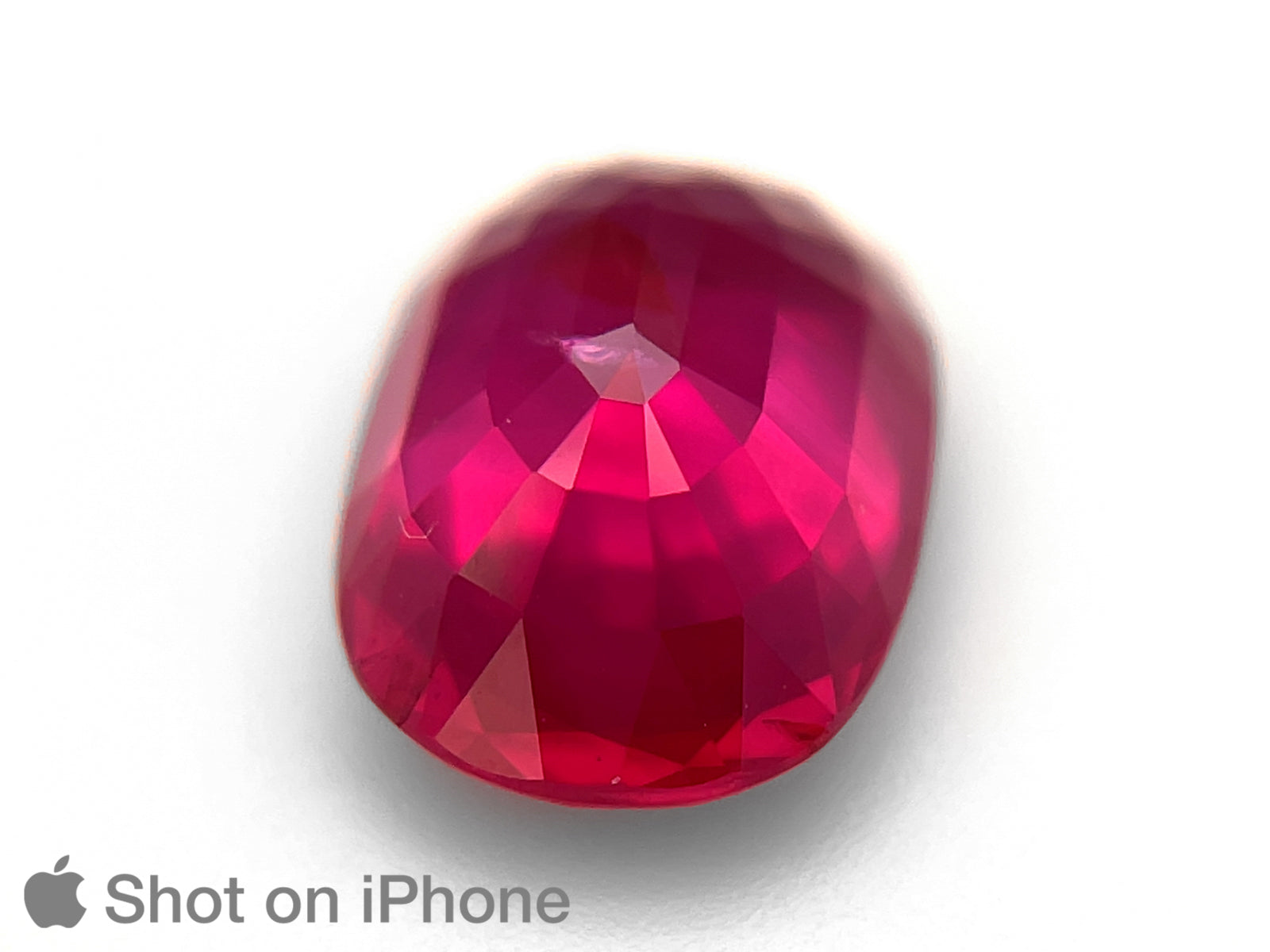 8803195-oval-rich-intense-red-with-a-slight-pinkish-hue-grs-mozambique-natural-ruby-4.06-ct