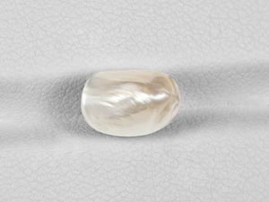 8801076-cabochon-creamy-white-with-a-golden-sheen-venezuela-natural-pearl-3.26-ct