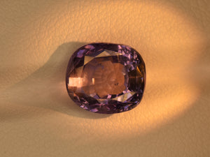 8800674-cushion-bluish-violet-changing-to-purplish-pink-igi-sri-lanka-natural-color-change-sapphire-6.30-ct